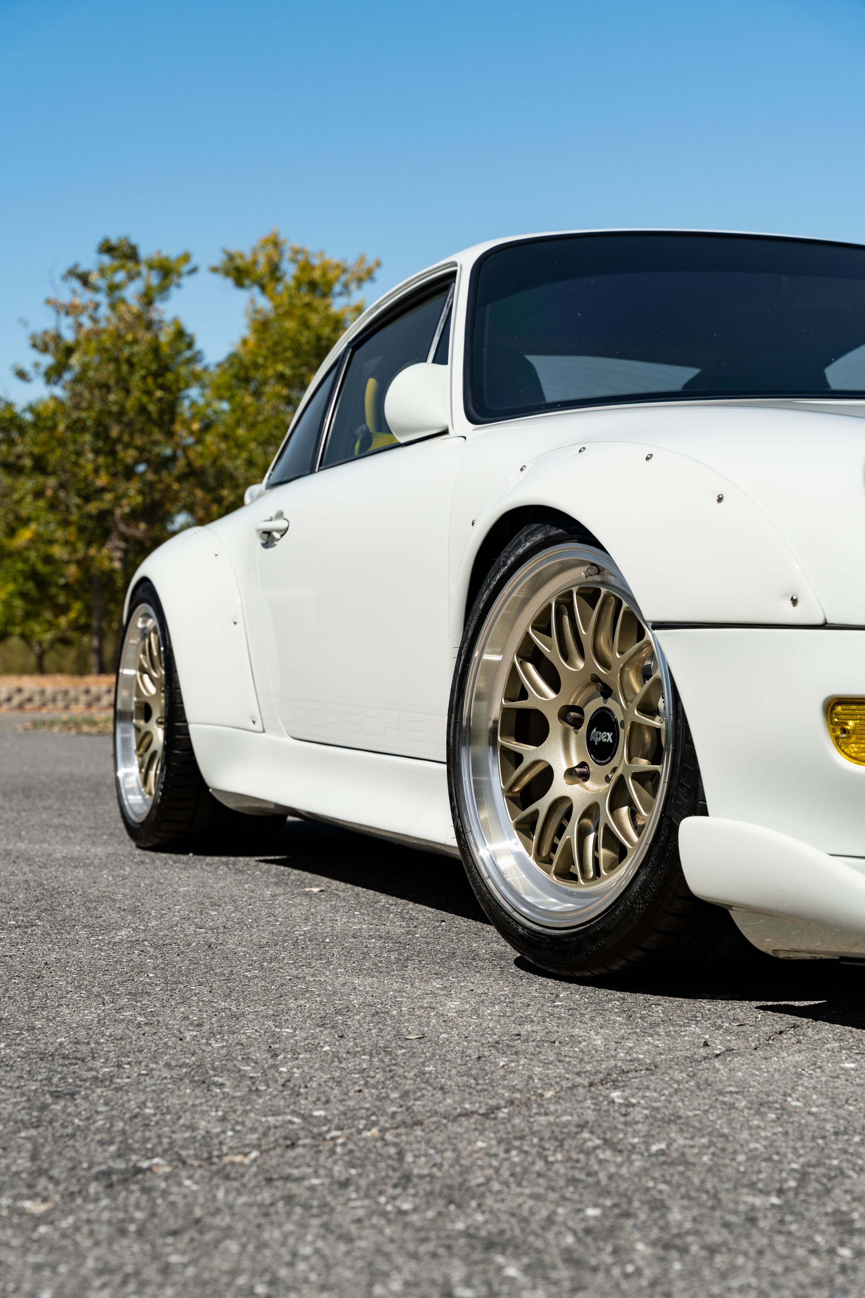 White Porsche 911 993 Carrera with 18" ML-10RT Apex wheels in Machined Lip Gloss Motorsport Gold