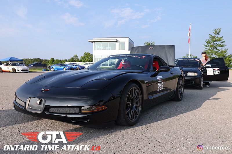 Black Chevrolet C5 Corvette Base/Z51 with 18" SM-10 Apex wheels in Anthracite