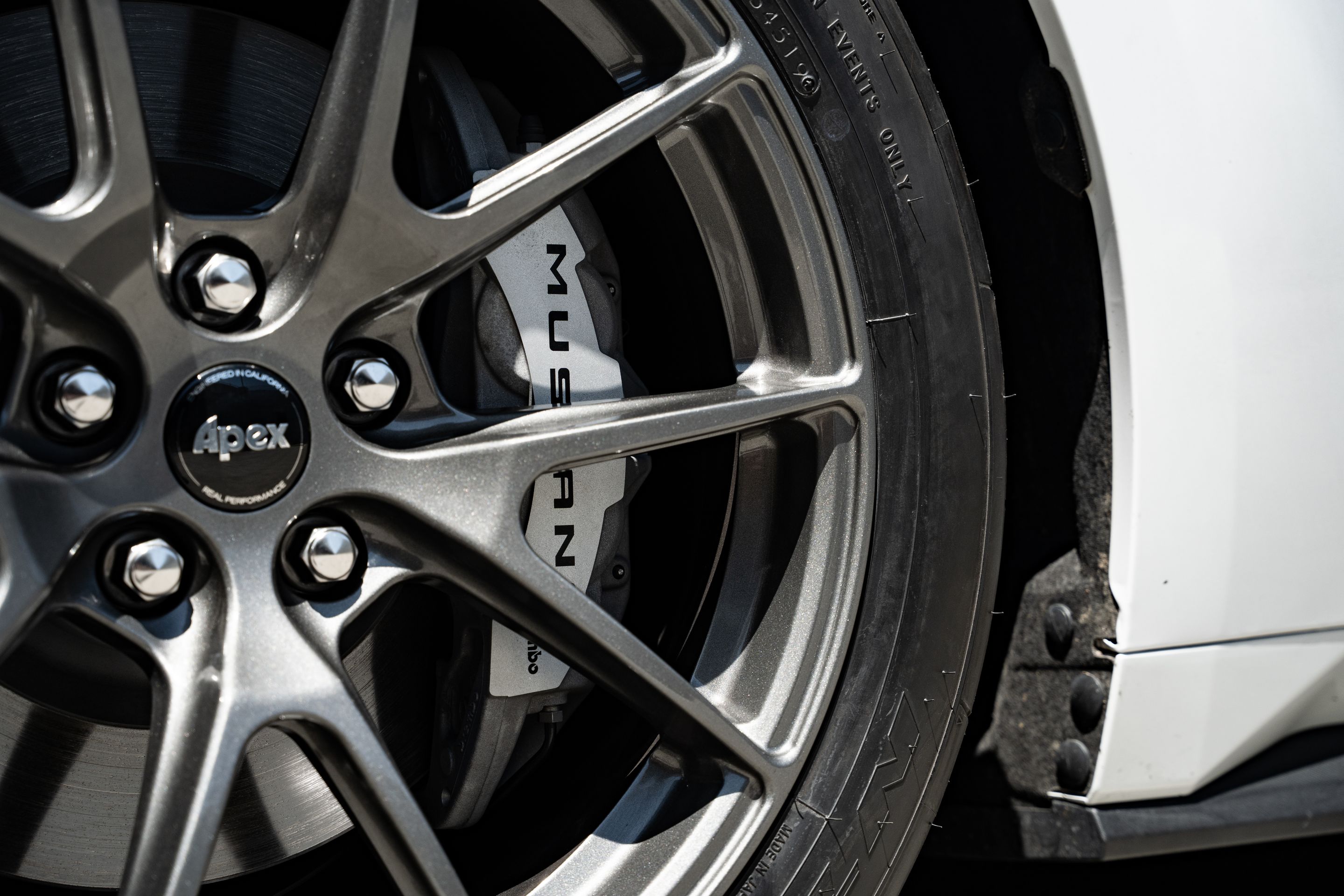 White Ford S650 Mustang GT with 18" VS-5 Apex wheels in Anthracite