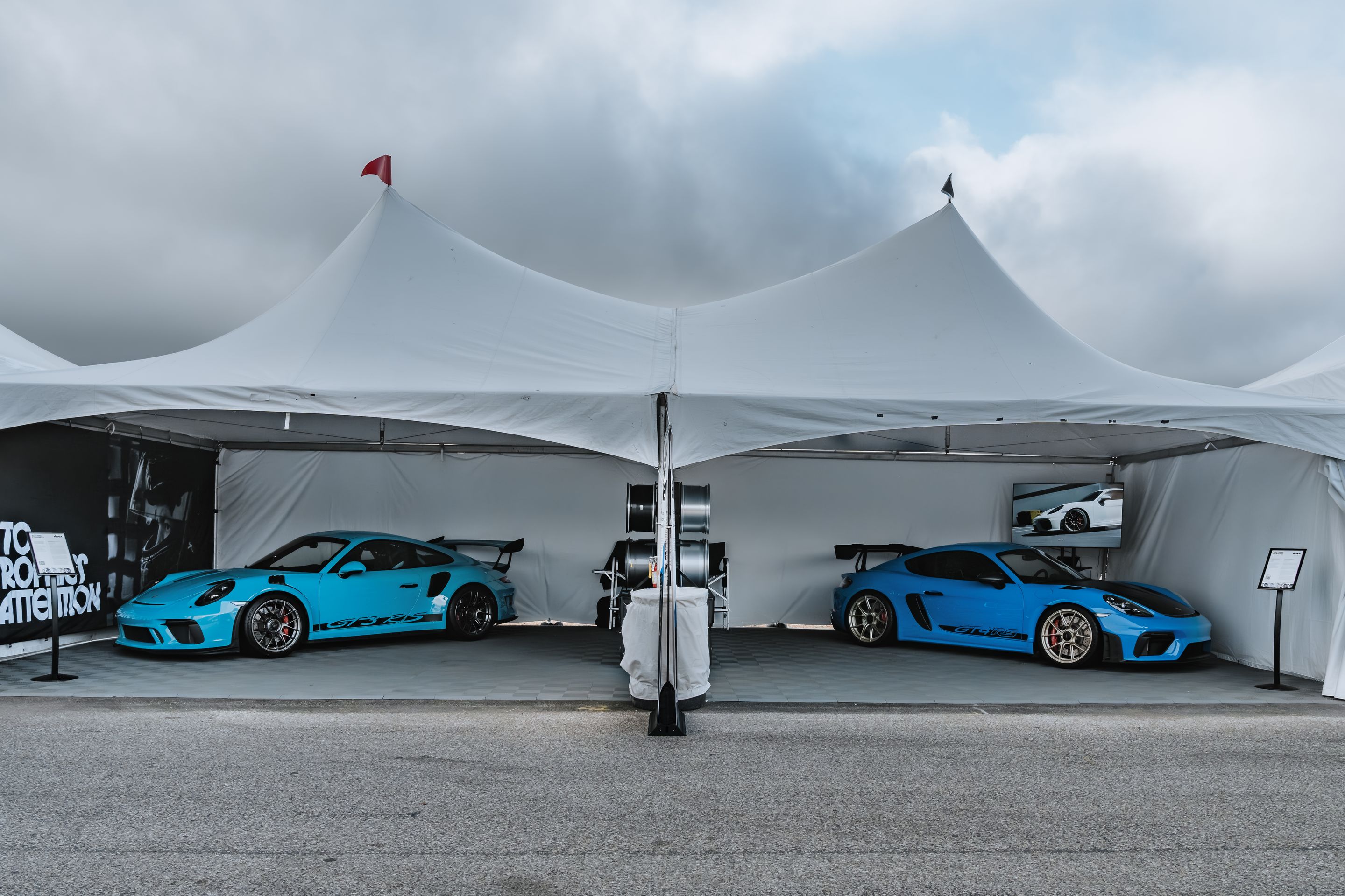 White Porsche 911 996 GT2 with 18" EC-7RS Apex wheels in Anthracite