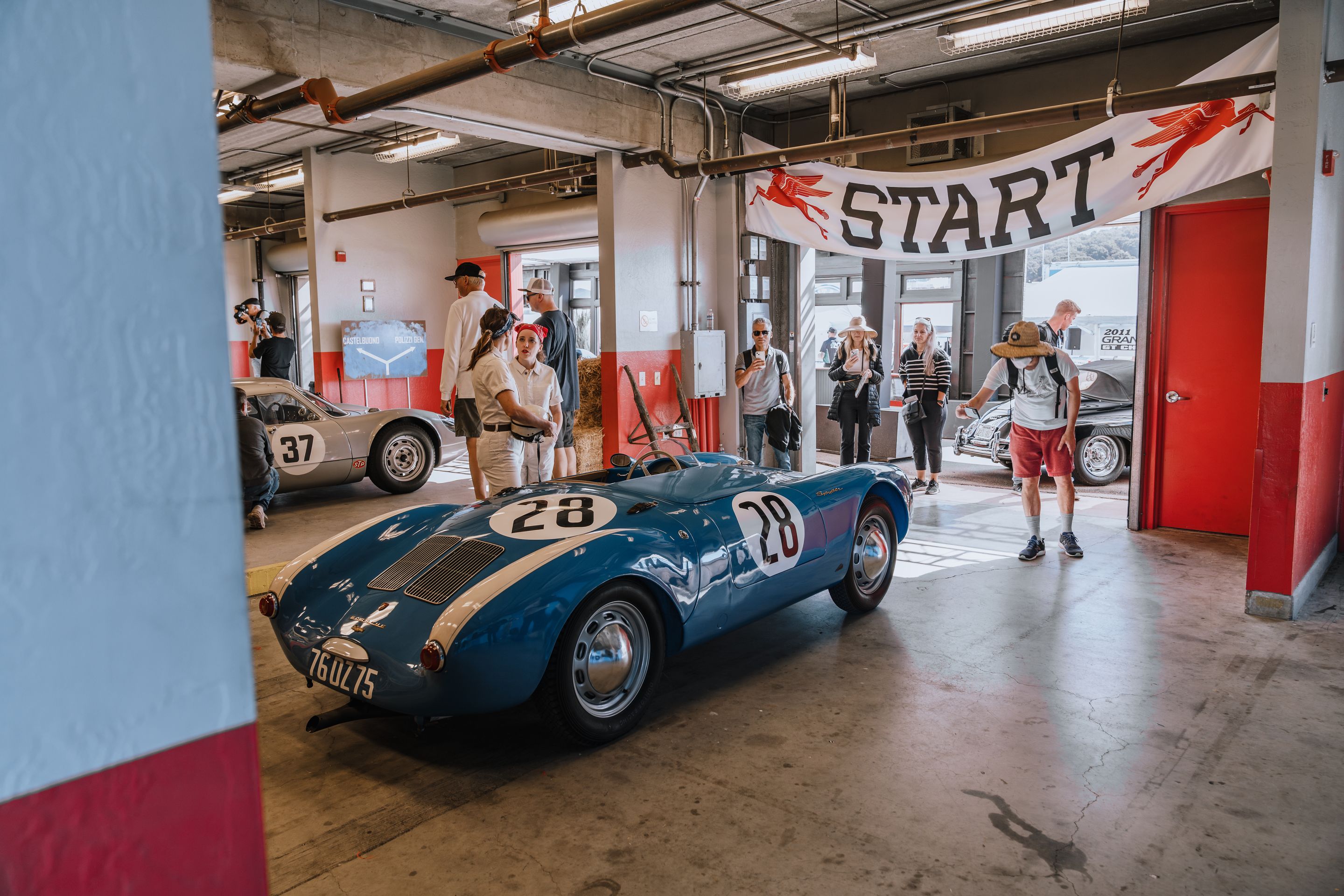 White Porsche 911 996 GT2 with 18" EC-7RS Apex wheels in Anthracite
