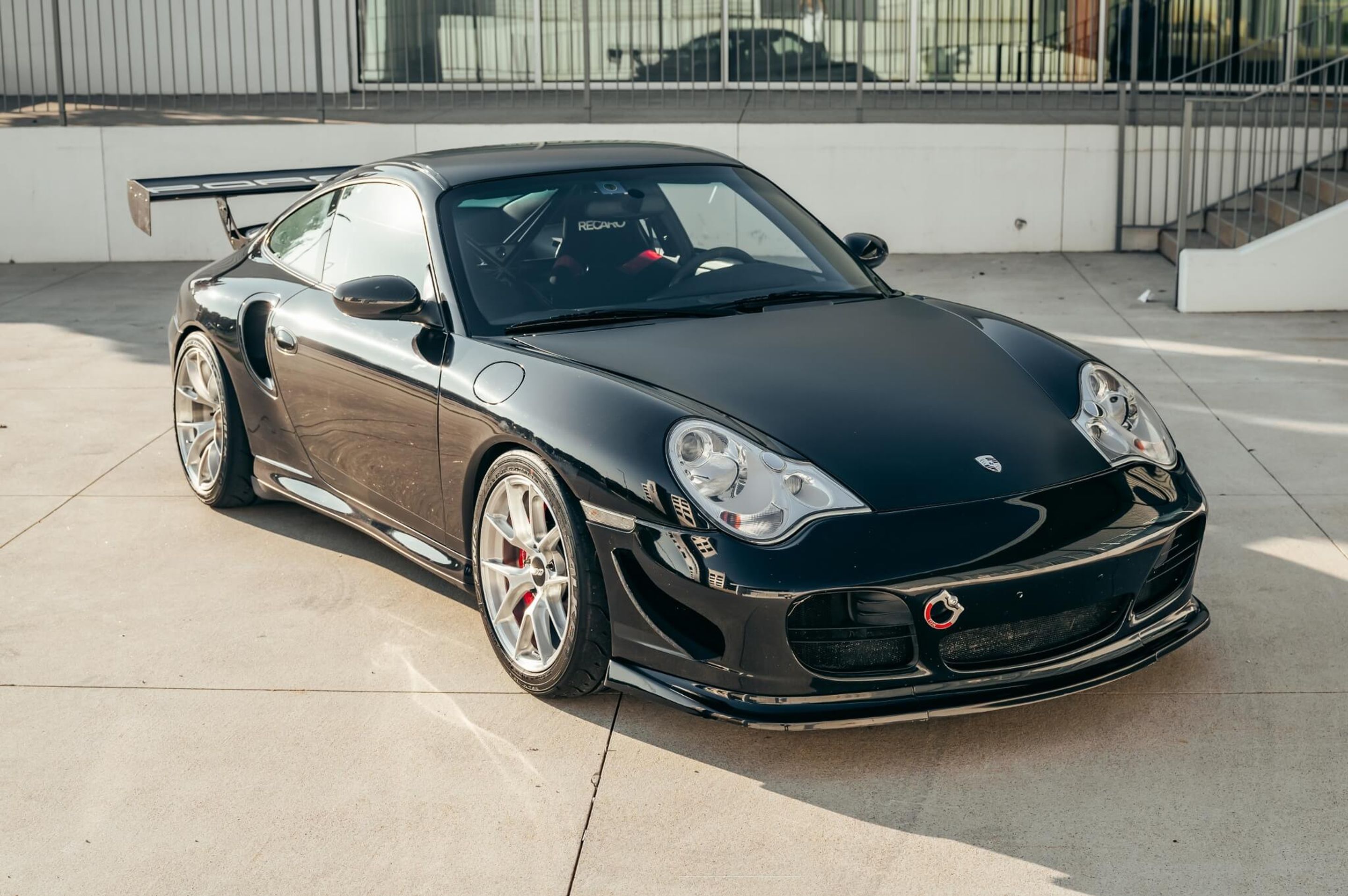 Black Porsche 911 996 Turbo with 18" VS-5RS Apex wheels in Brushed Clear