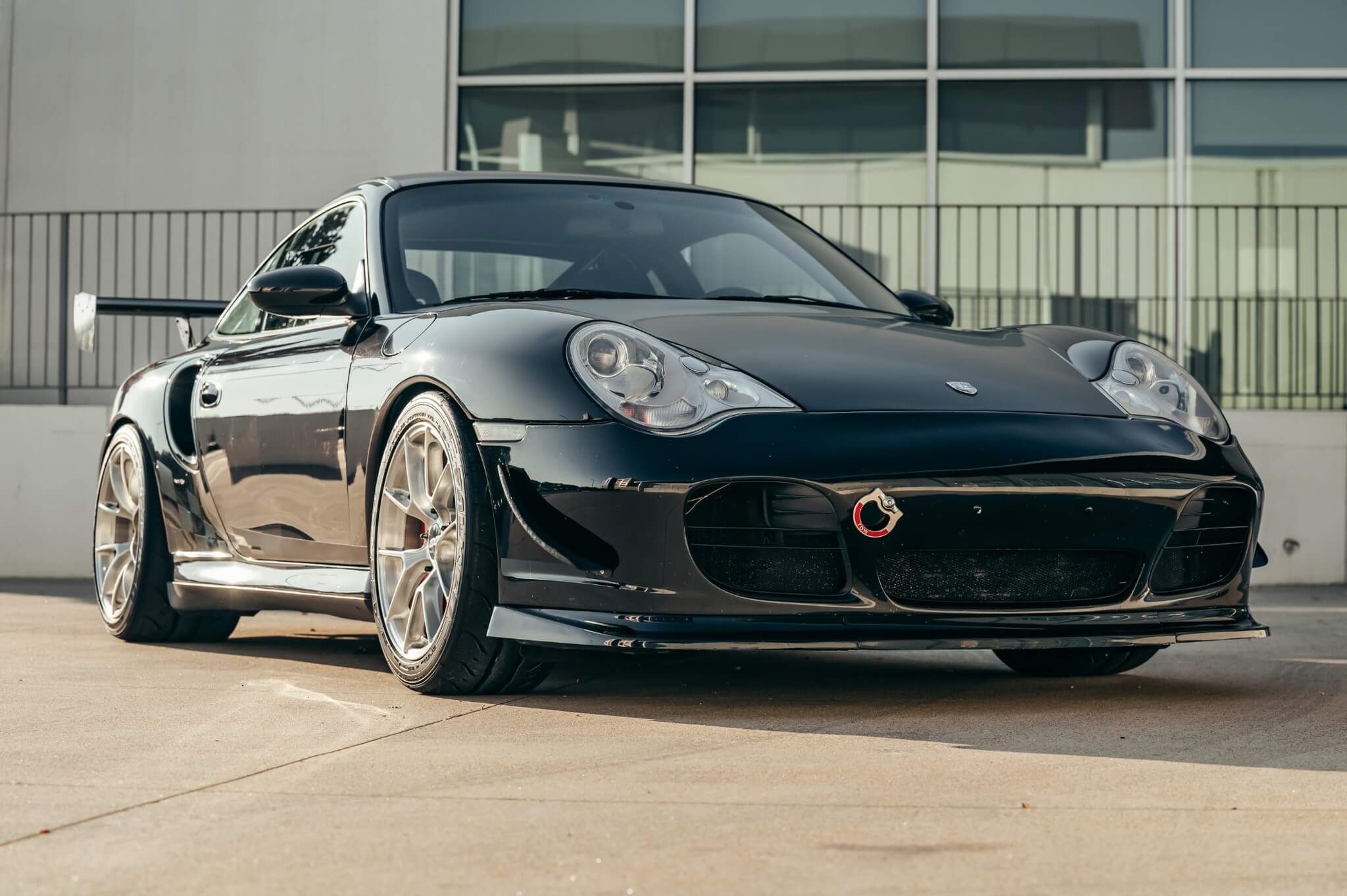 Black Porsche 911 996 Turbo with 18" VS-5RS Apex wheels in Brushed Clear