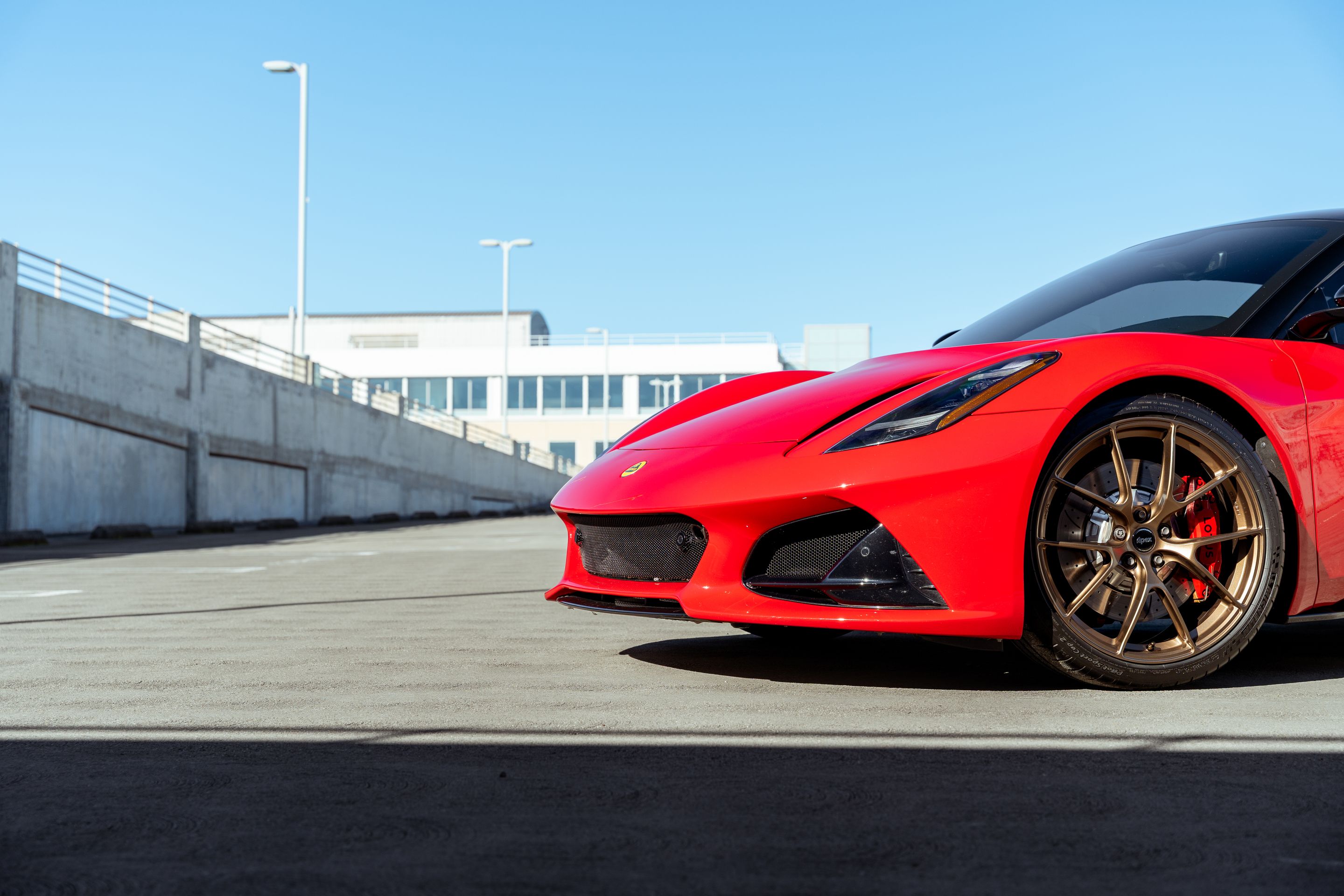 Red Lotus Emira with 20" VS-5RS Apex wheels in Anthracite