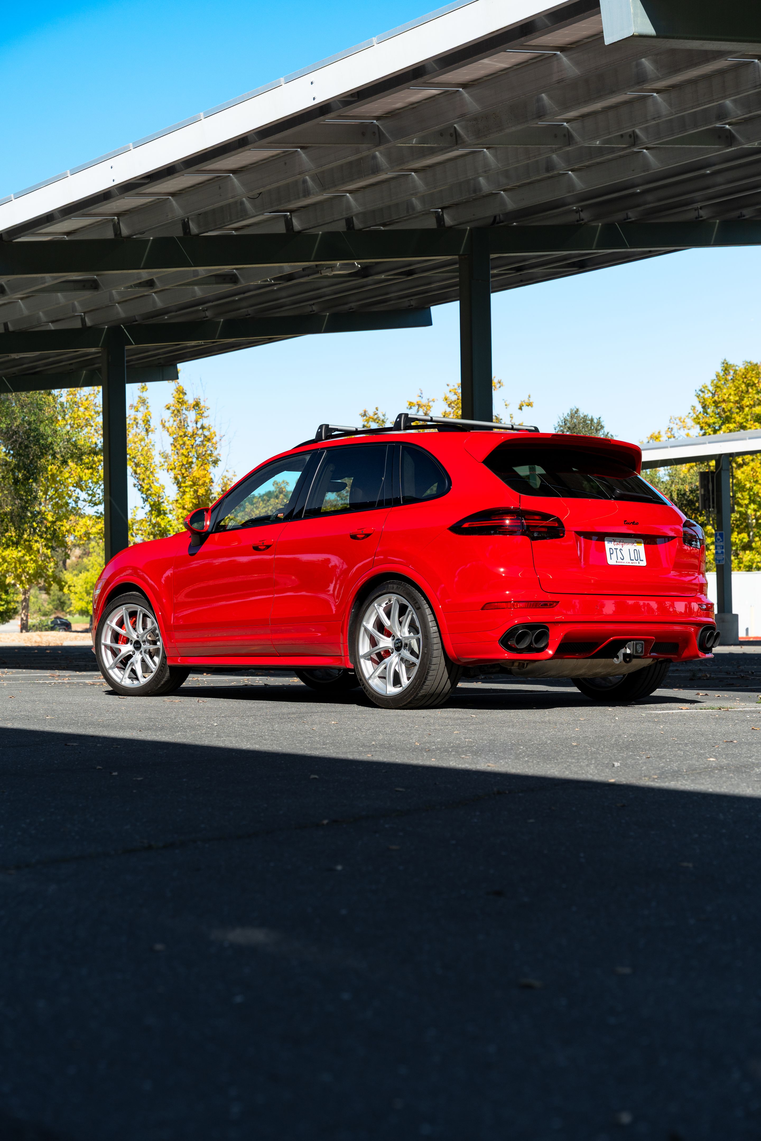 Red Porsche 958 Cayenne with 21" VS-5RX Apex wheels in Race Silver
