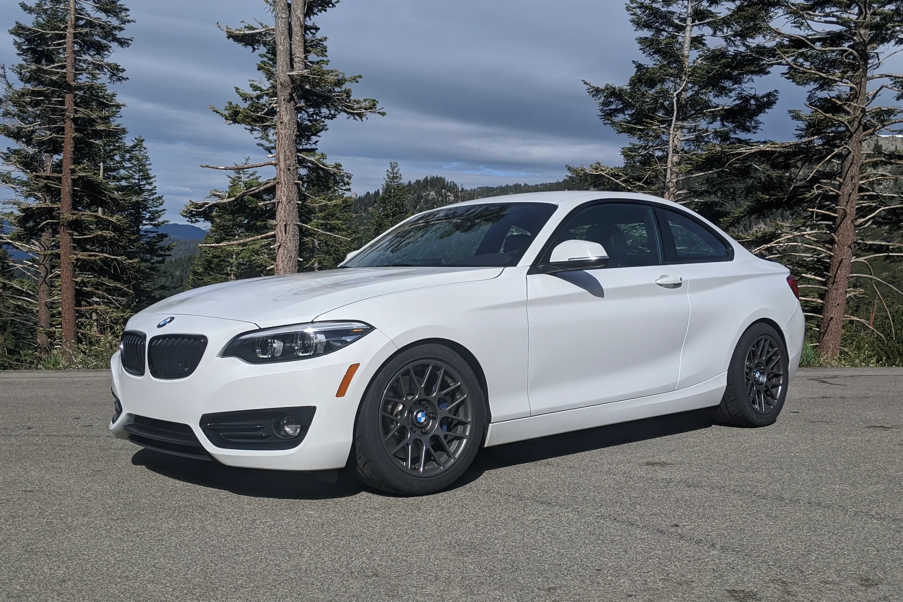 White BMW F22 Coupe 2 Series with 17" ARC-8 Apex wheels in Anthracite