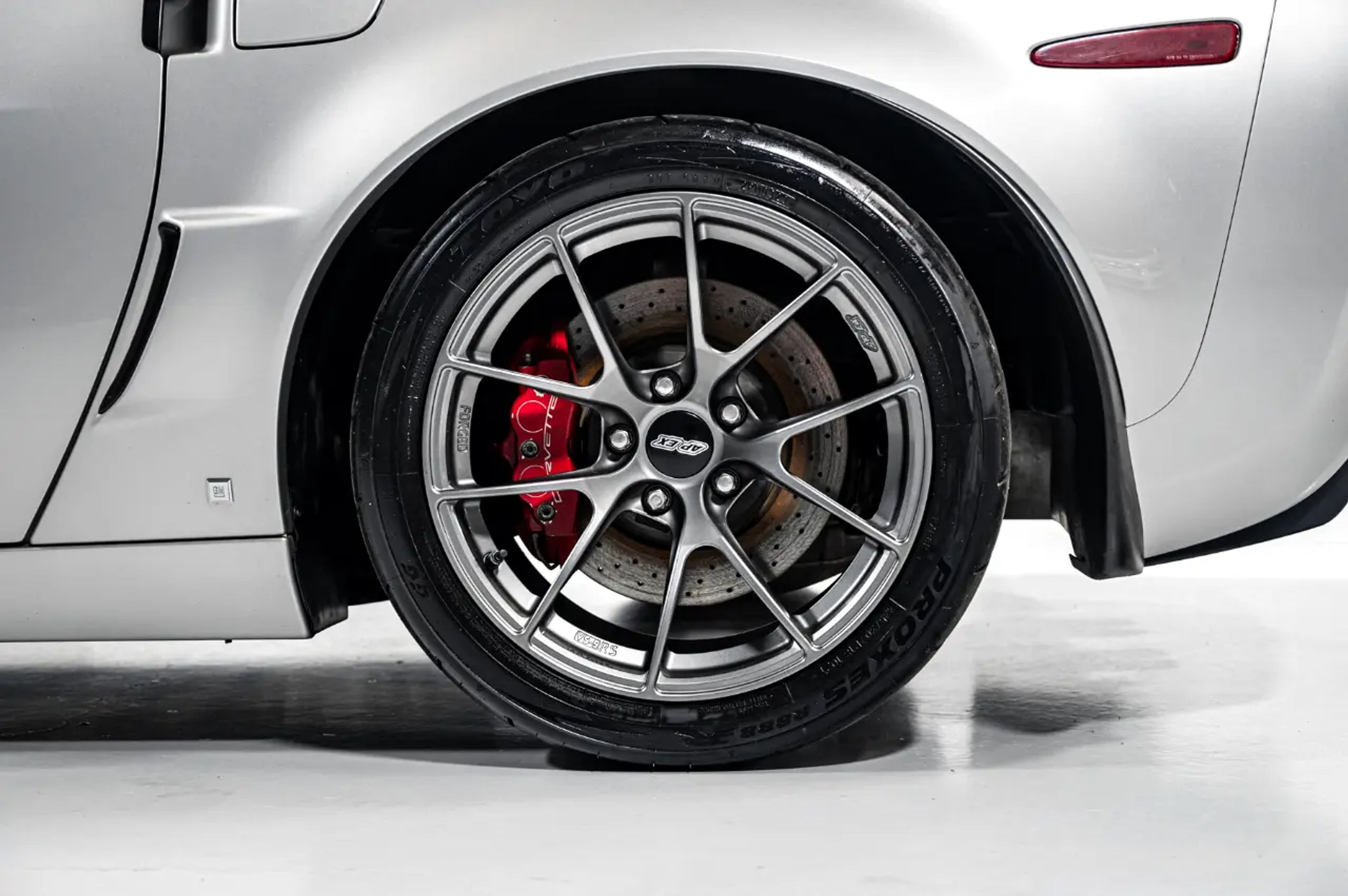 Silver Chevrolet C6 Corvette Z06 with 18"/19" VS-5RS Apex wheels in Anthracite