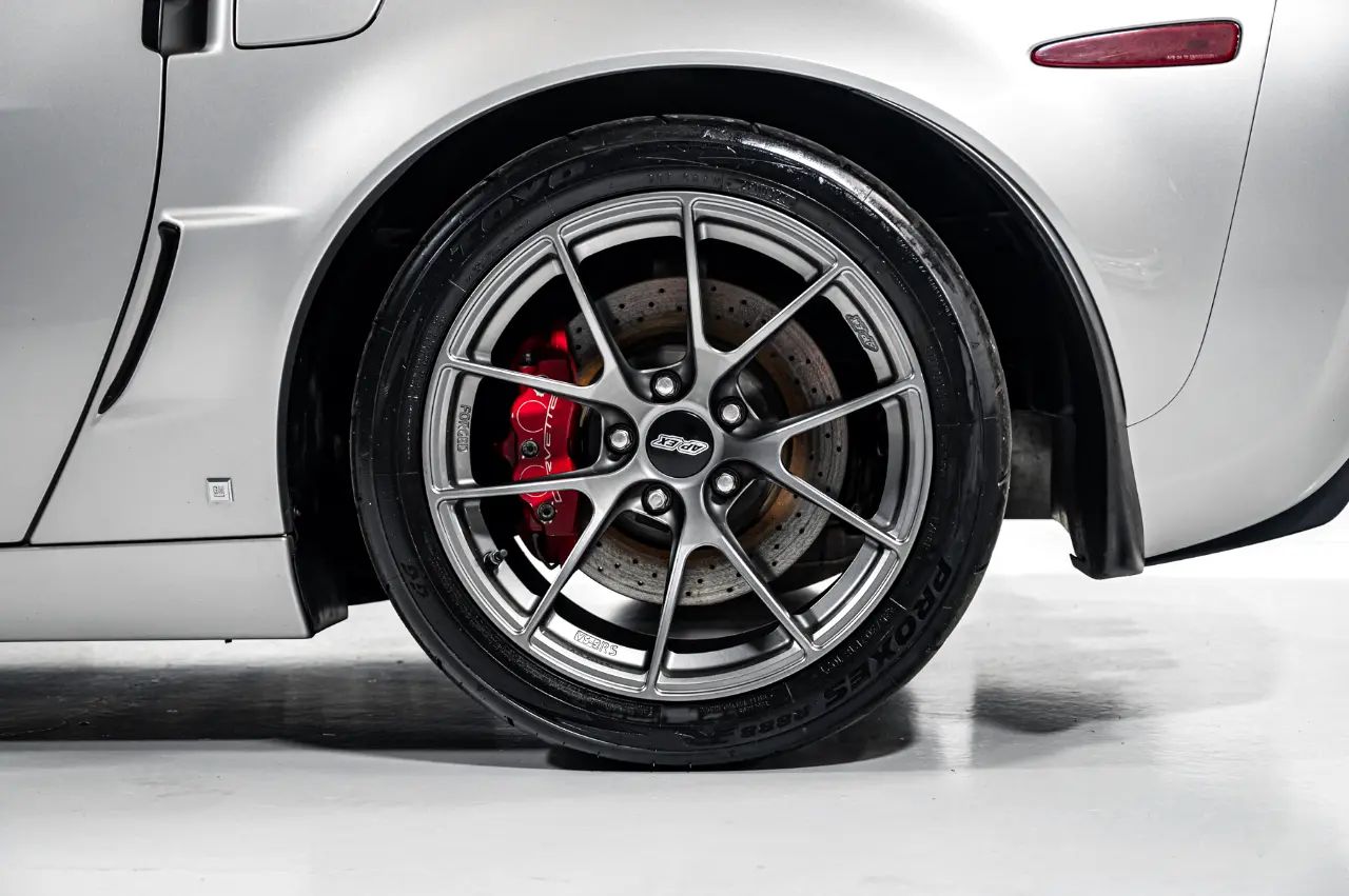 Silver Chevrolet C6 Corvette Z06 with 18"/19" VS-5RS Apex wheels in Anthracite