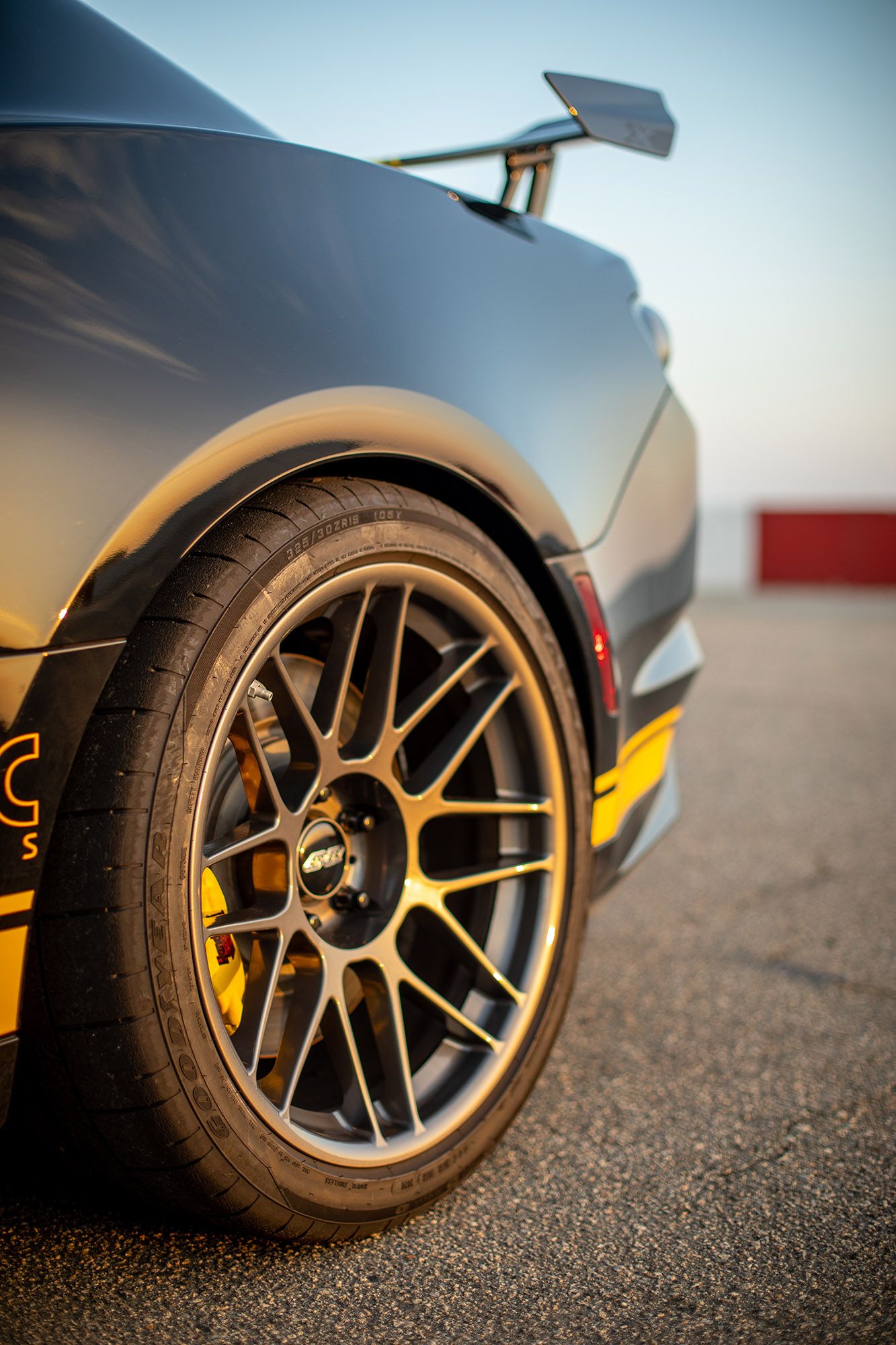 Black Chevrolet 6th Gen Camaro ZL1 1LE with 19" ARC-8 Apex wheels in Anthracite