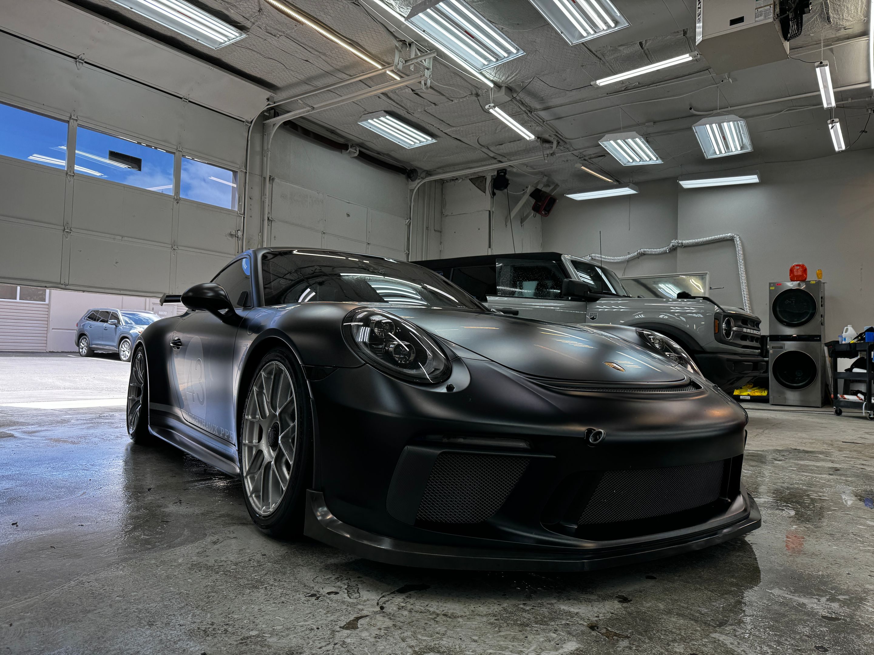 Black Porsche 911 991.2 GT3 with 19" EC-7RS Apex wheels in Race Silver