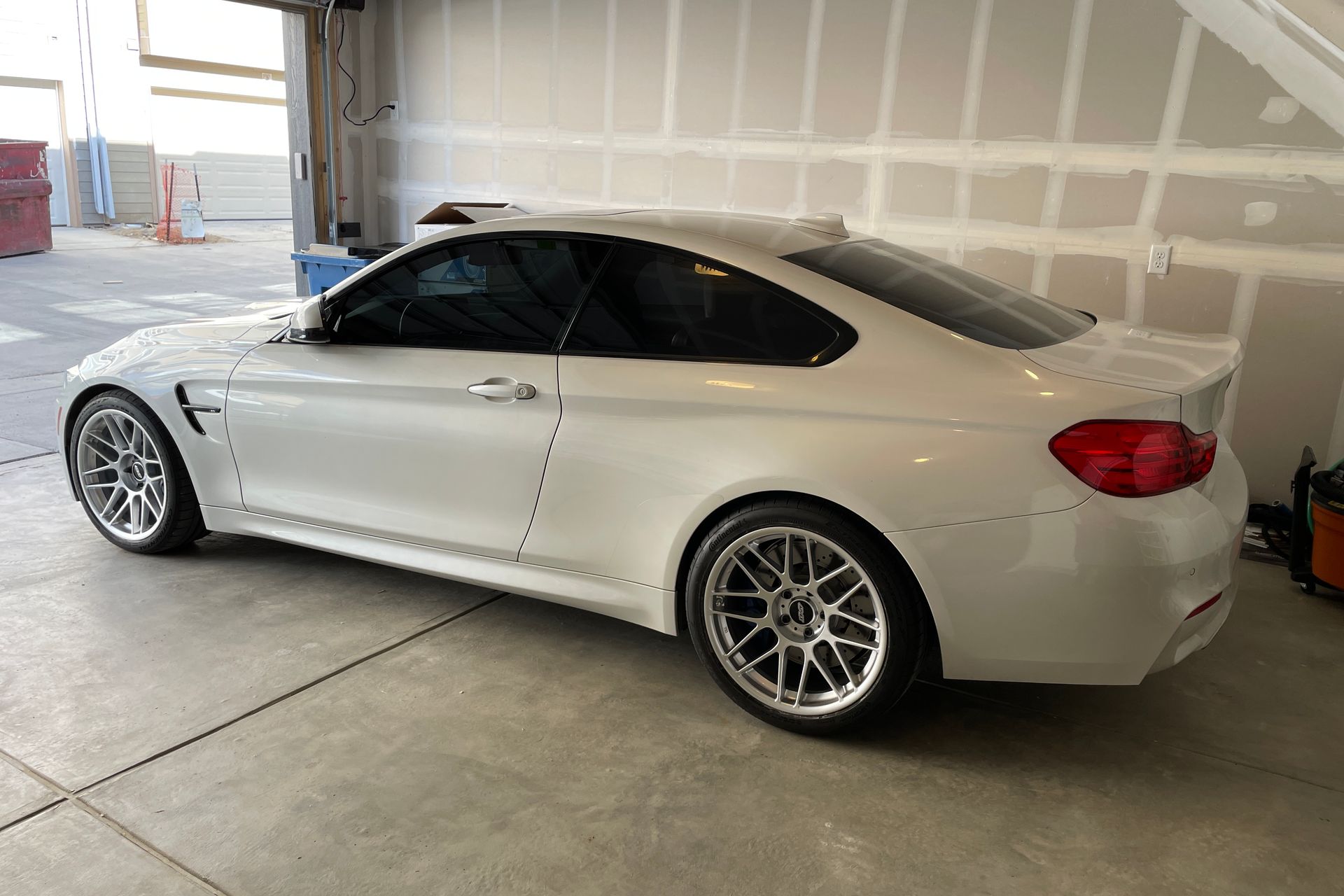 BMW F82 Coupe M4 with 19