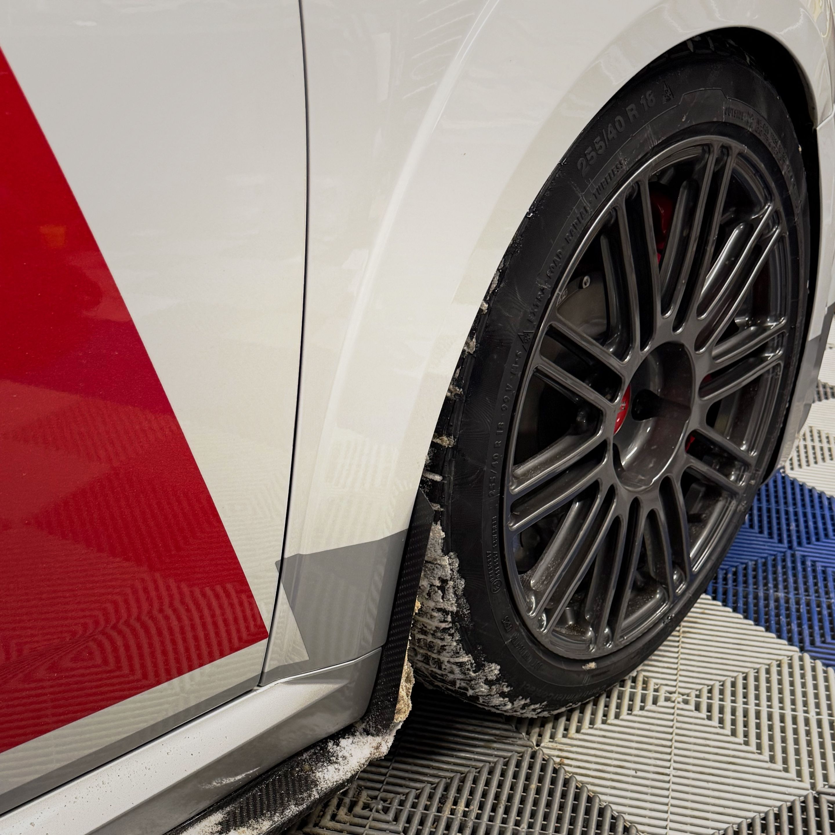 Race Livery Audi FV/8S TT RS with 18" TC-10RT Apex wheels in Anthracite