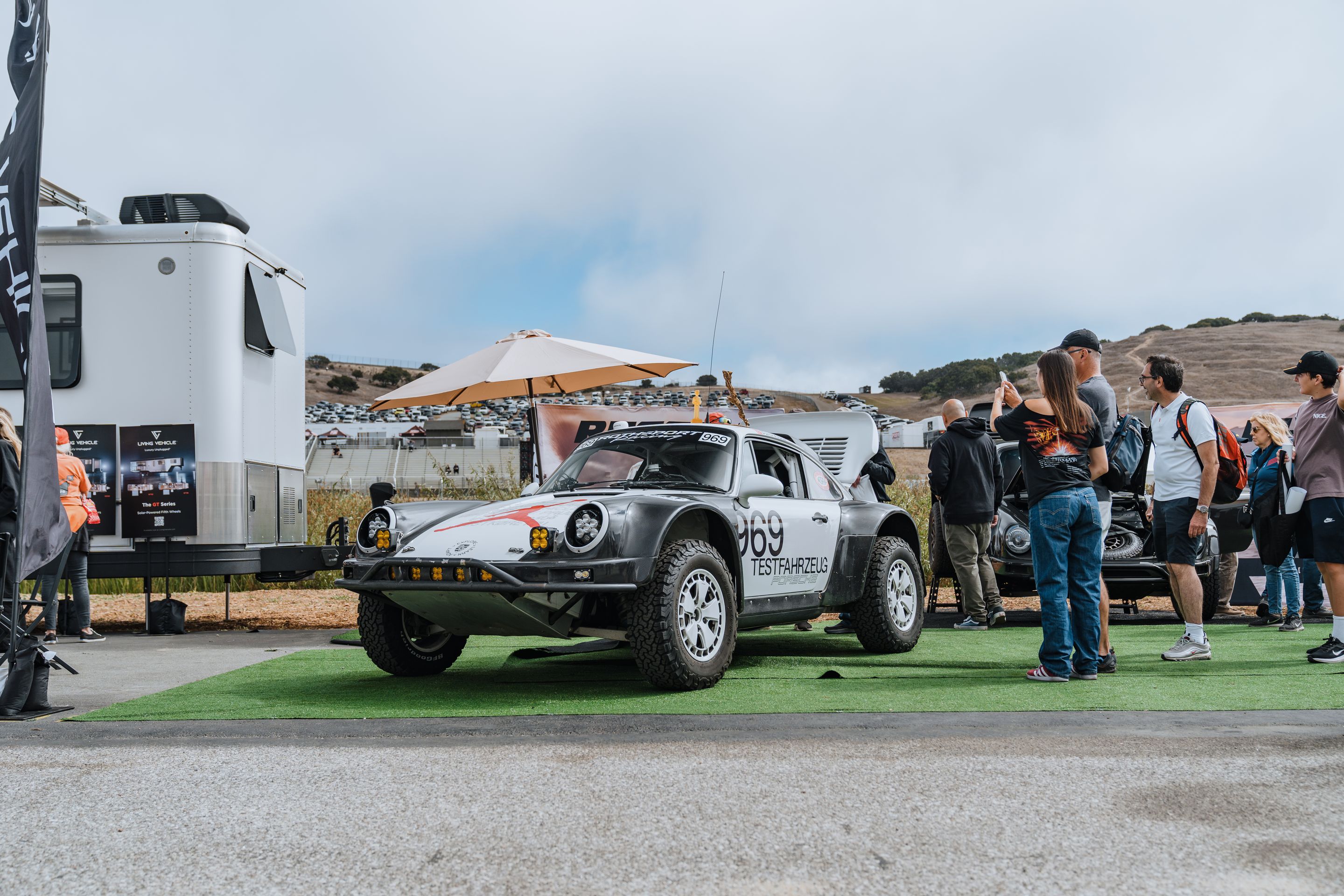 White Porsche 911 996 GT2 with 18" EC-7RS Apex wheels in Anthracite