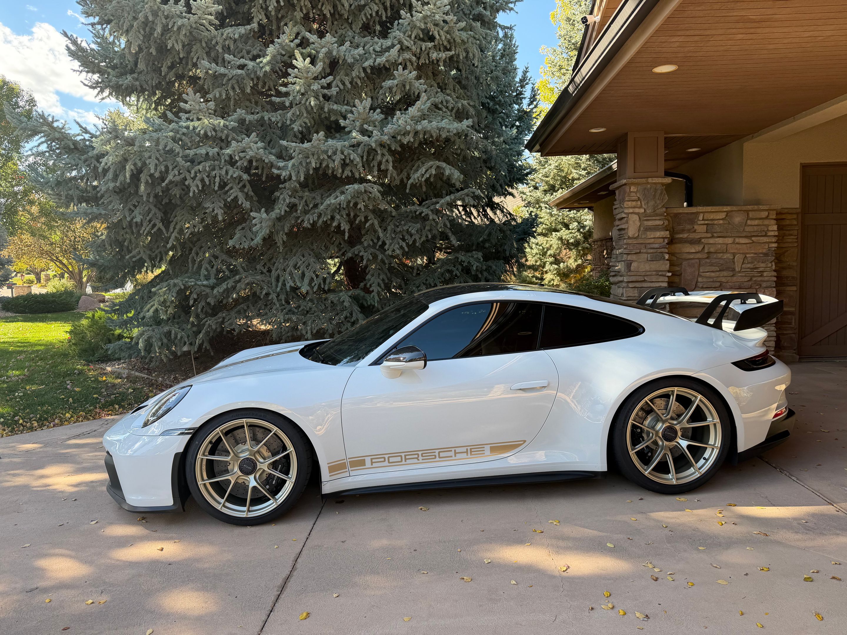 White Porsche 911 992.1 GT3 with 20"/21" VS-5RS Apex wheels in Motorsport Gold