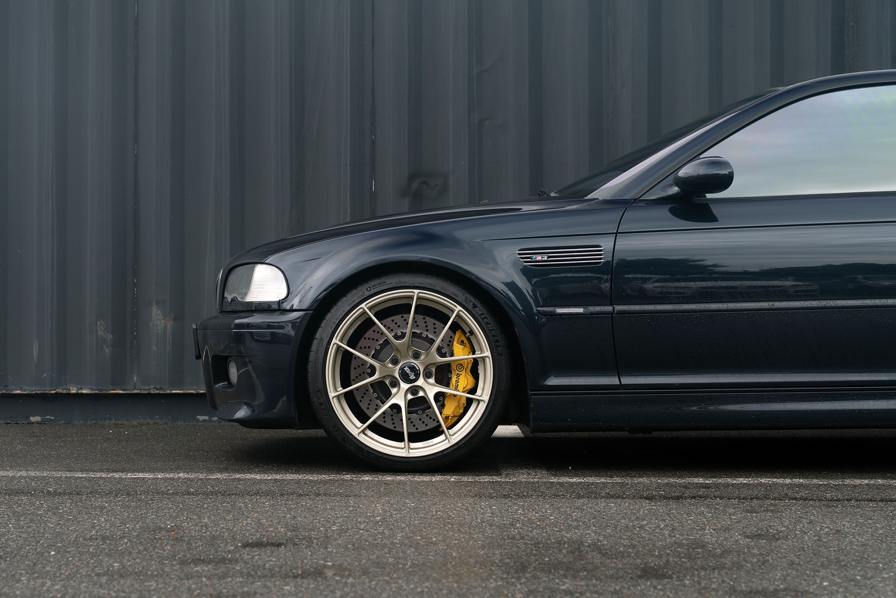 Black BMW E46 M3 with 19" VS-5RS Apex wheels in Motorsport Gold