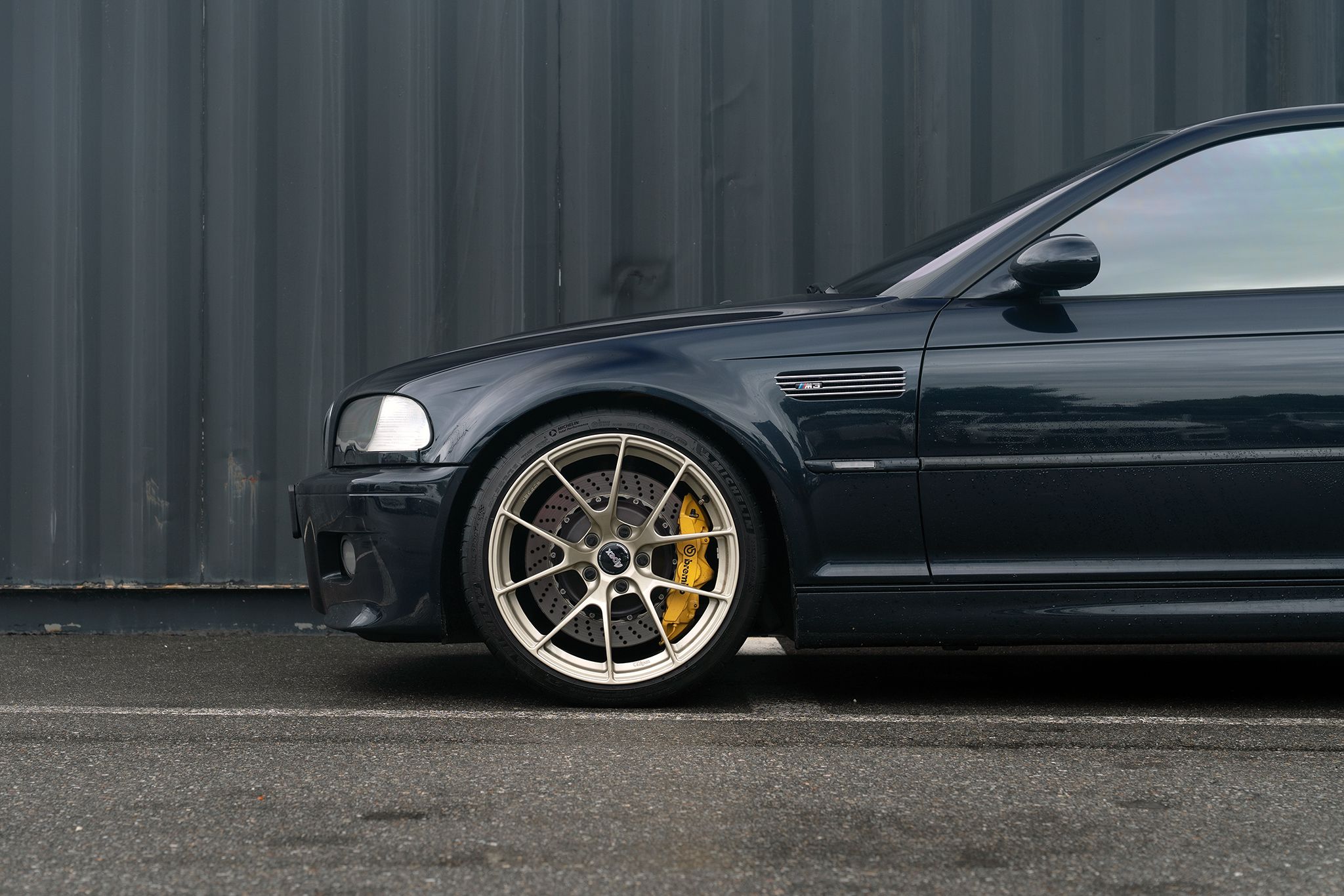 Black BMW E46 M3 with 19" VS-5RS Apex wheels in Motorsport Gold