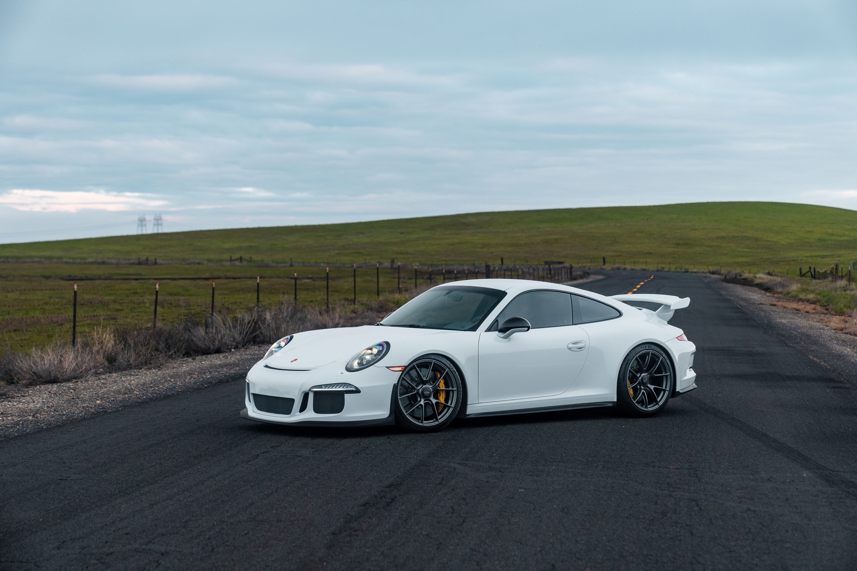 White Porsche 911 991.1 GT3 with 20" VS-5RS Apex wheels in Anthracite