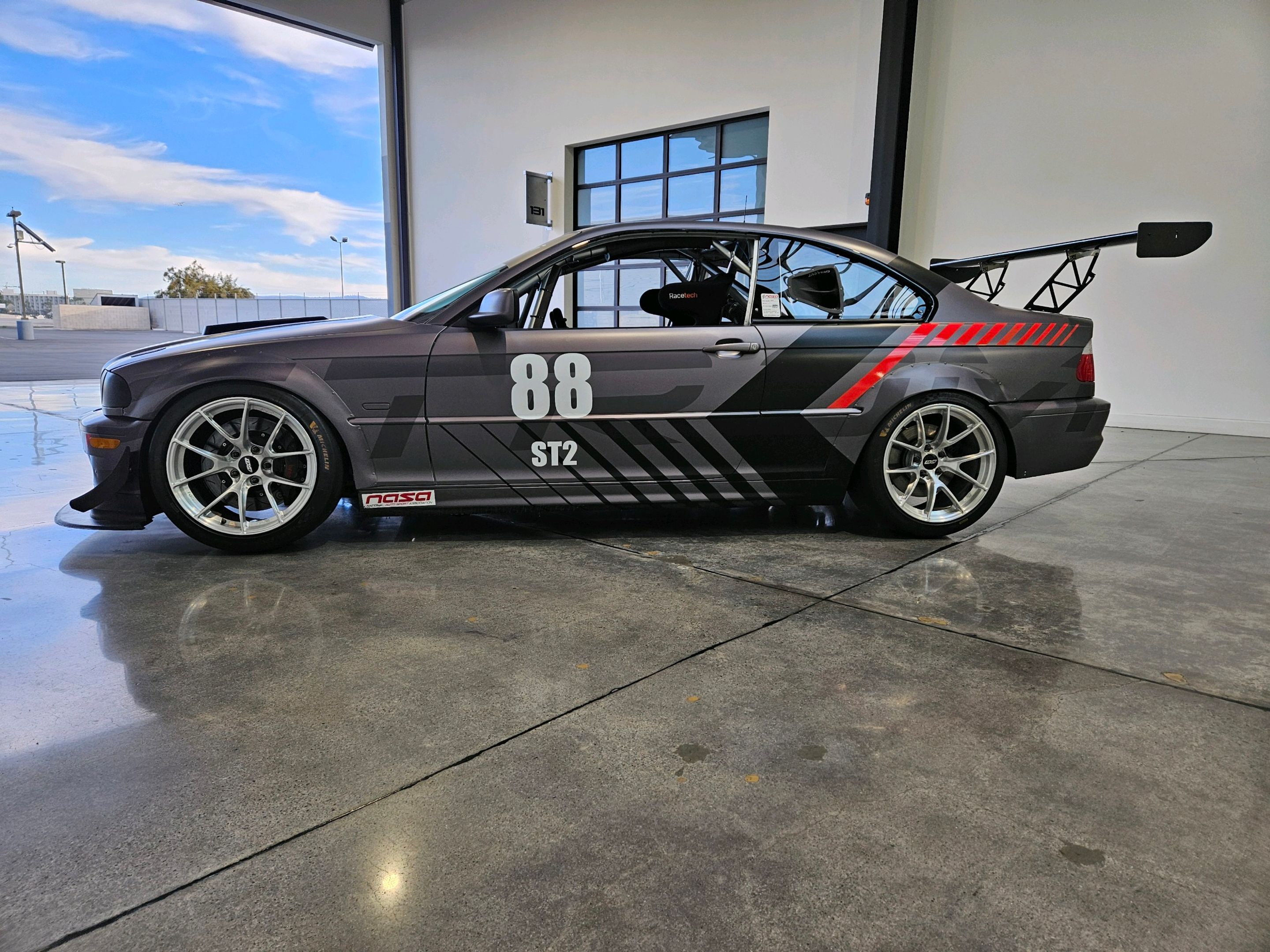 Multicolor BMW E46 3 Series with 18" VS-5RS Apex wheels in Brushed Clear