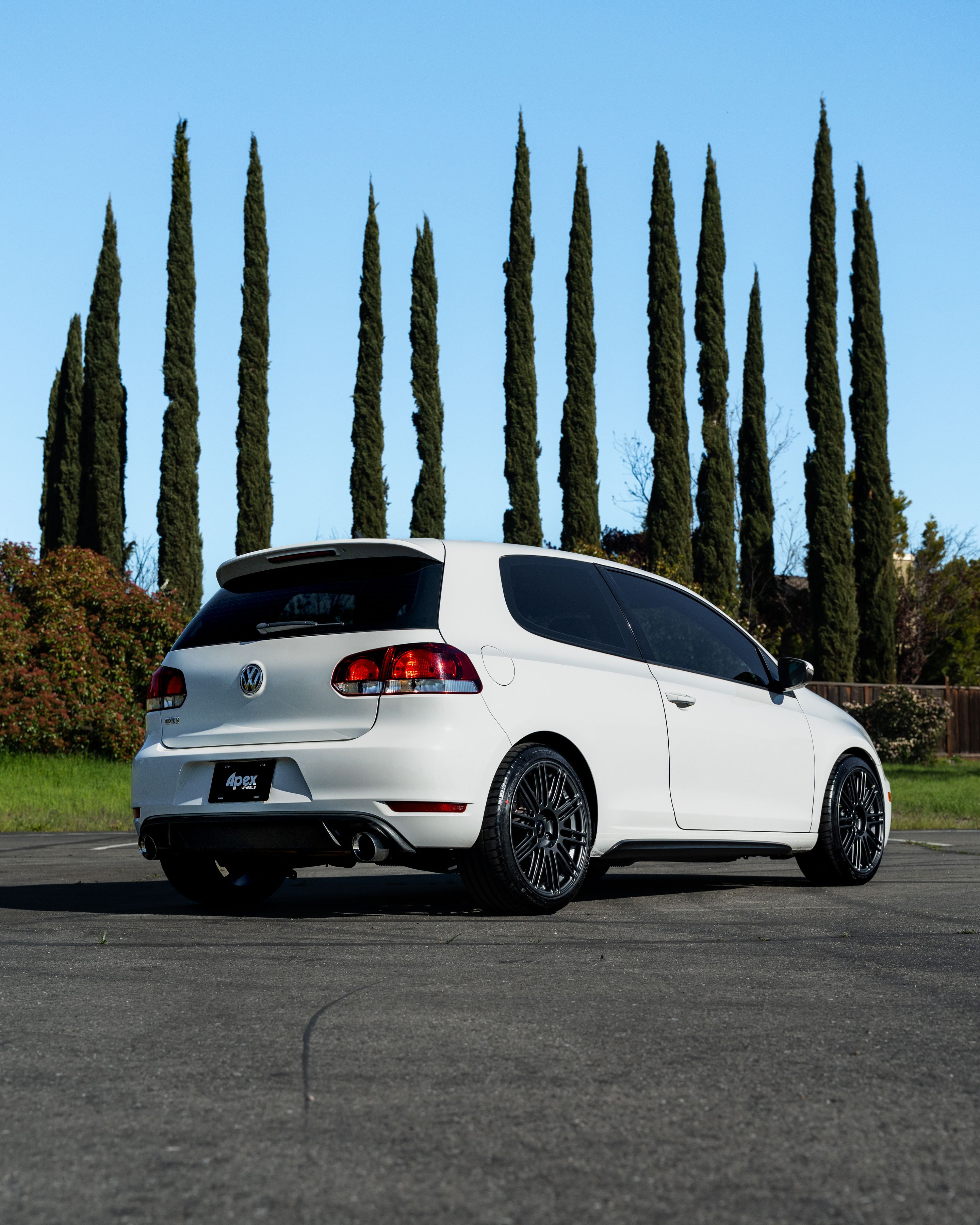 White VW MK6 GTI with 18" TC-10RT Apex wheels in Anthracite