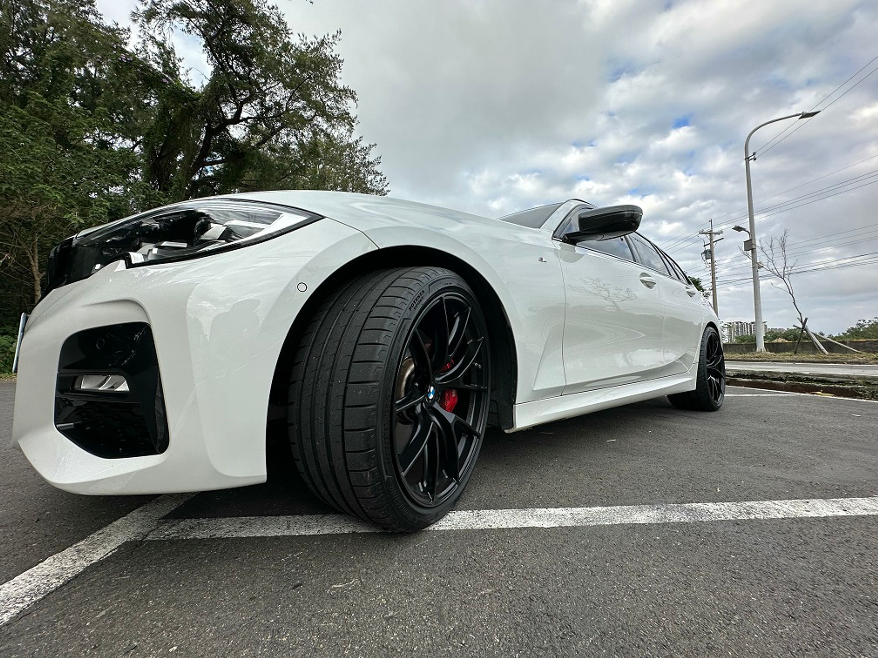White BMW G21 Wagon 3 Series with 20" VS-5RS Apex wheels in Satin Black