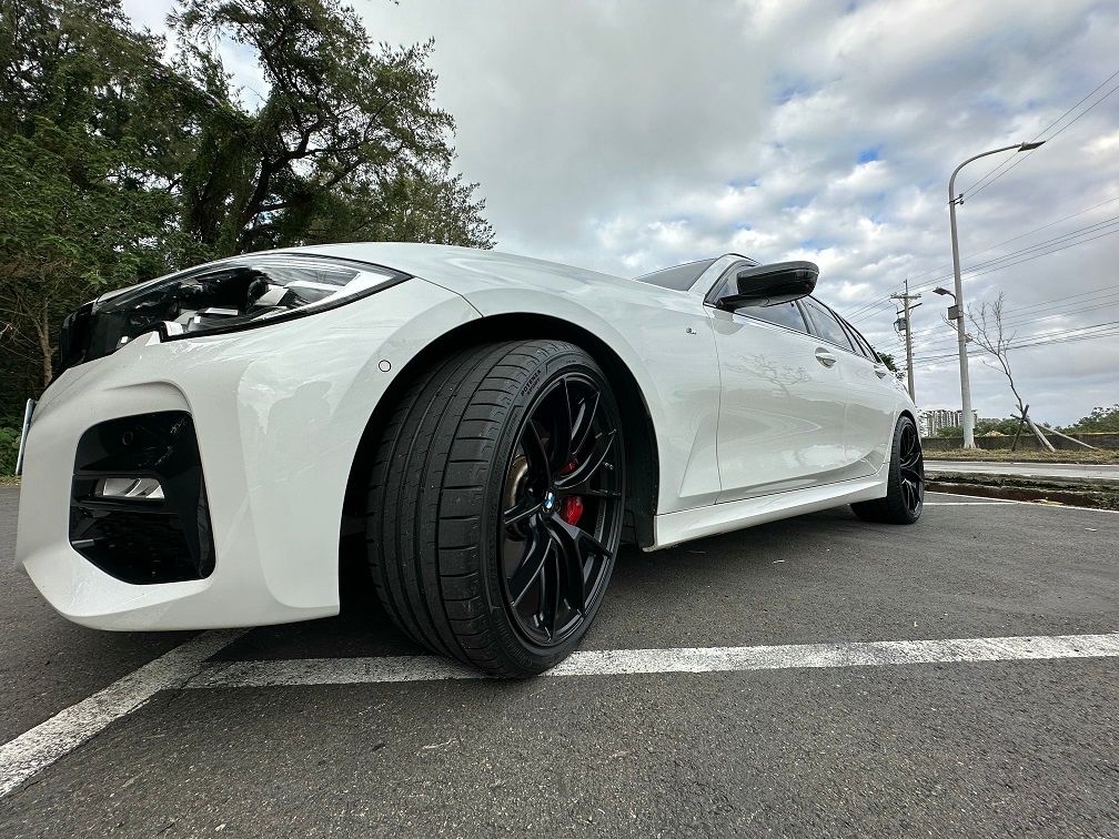 White BMW G21 Wagon 3 Series with 20" VS-5RS Apex wheels in Satin Black