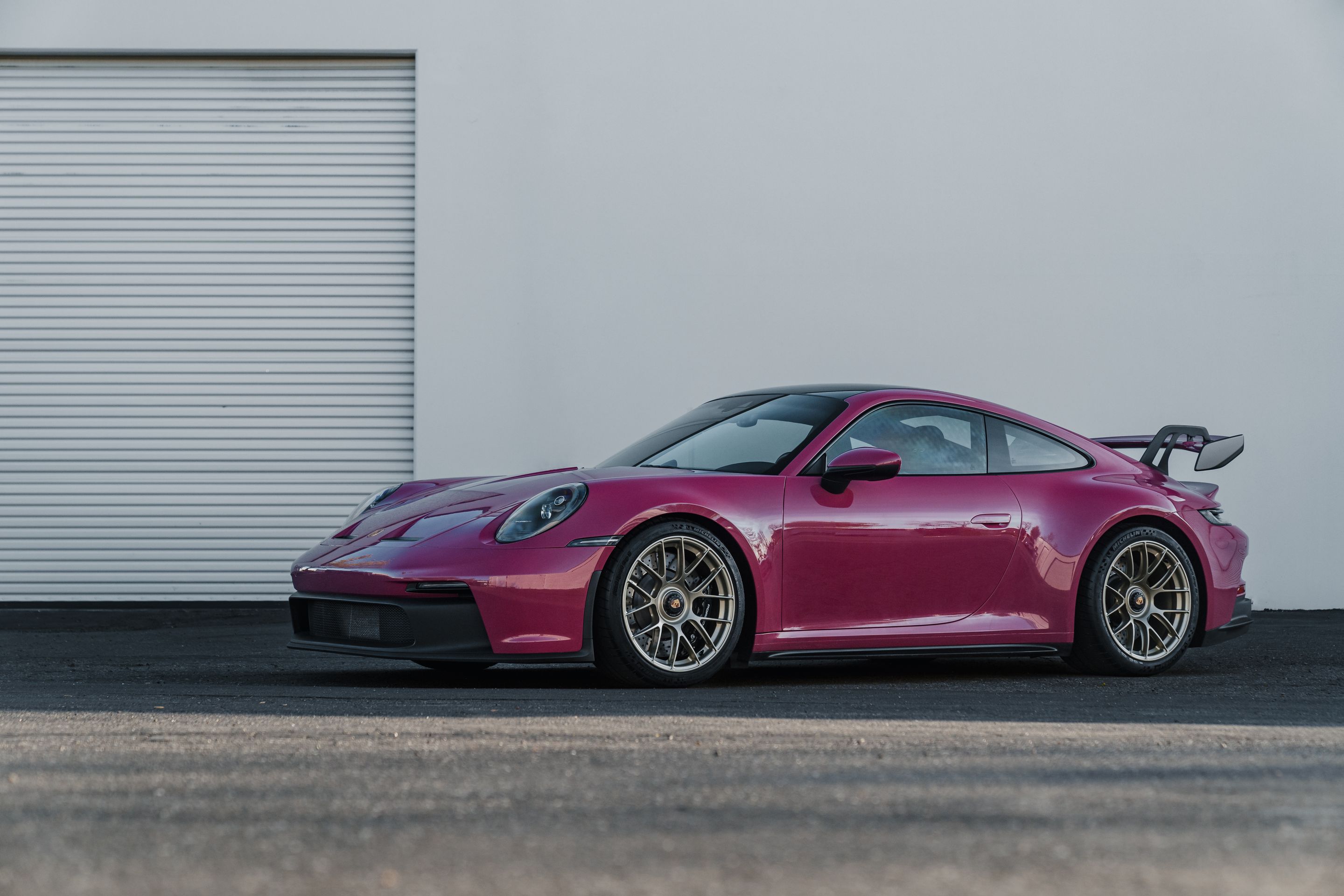 Pink Porsche 911 992.1 GT3 with 19" EC-7RS Apex wheels in Motorsport Gold