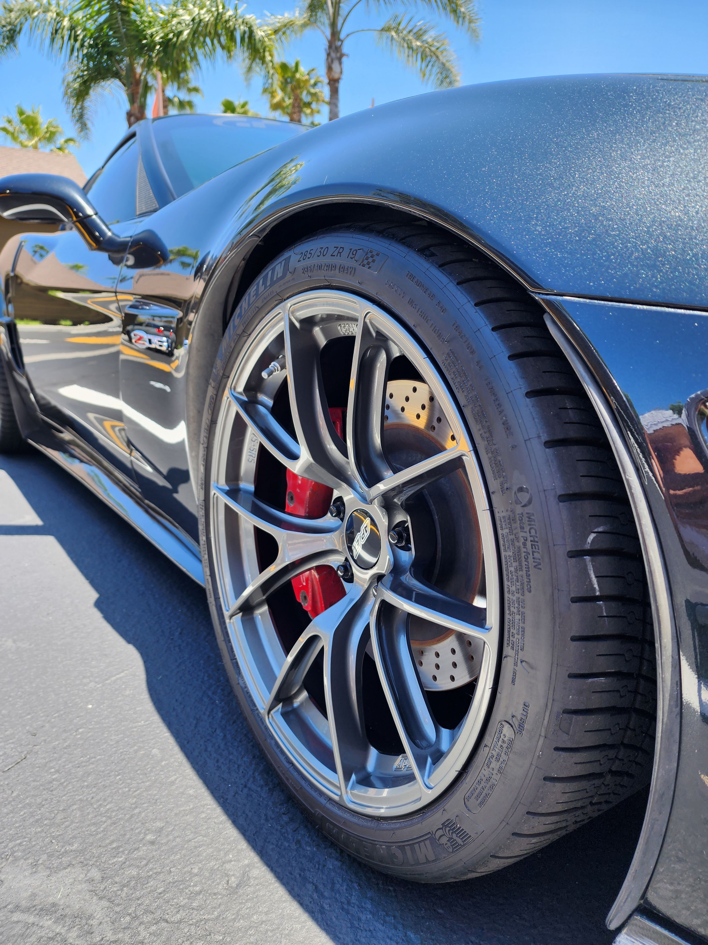 Black Chevrolet C6 Corvette Z06 with 19"/20" VS-5RS Apex wheels in Anthracite