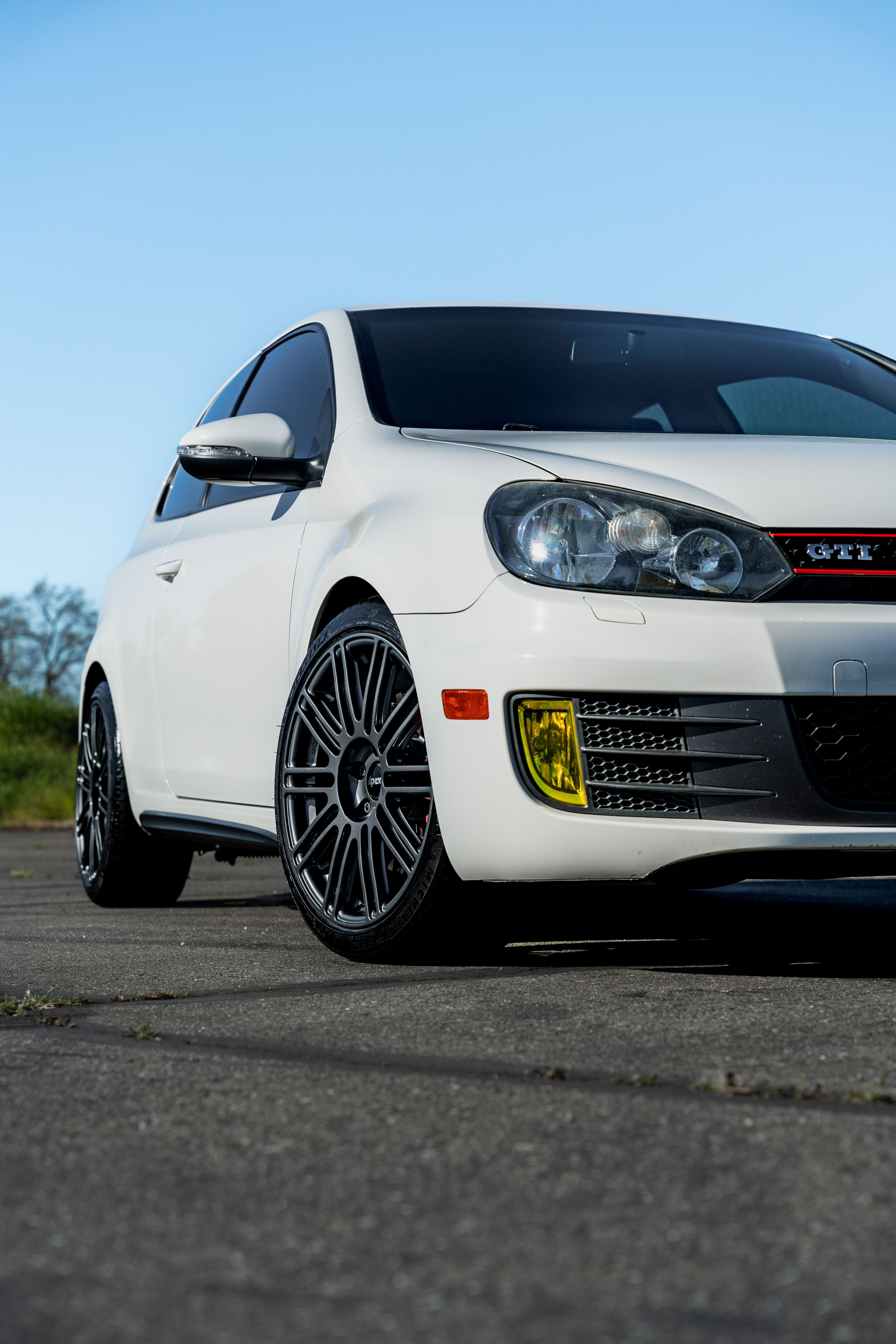 White VW MK6 GTI with 18" TC-10RT Apex wheels in Anthracite
