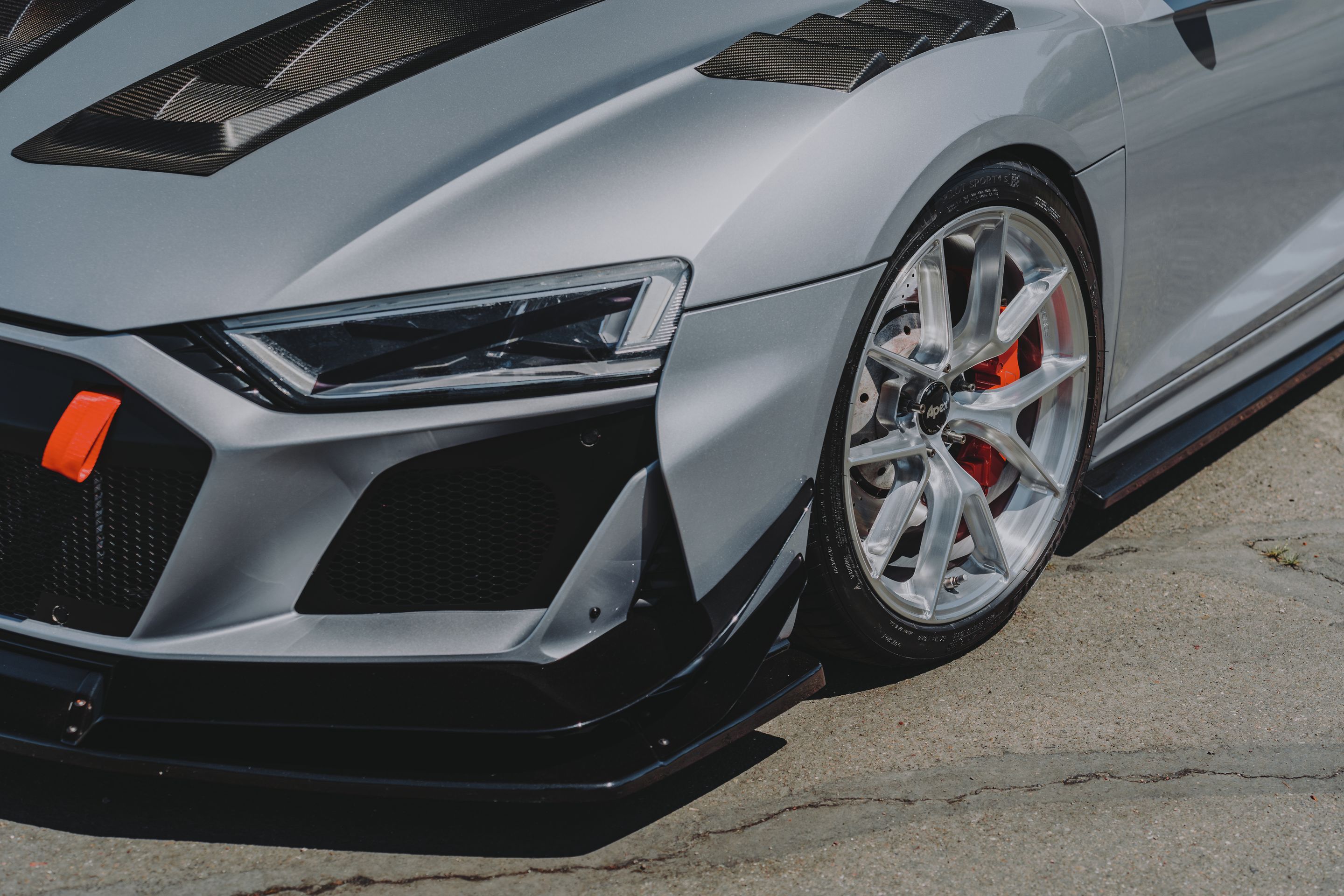 Silver Audi Gen 2 R8 with 19"/20" VS-5RS Apex wheels in Brushed Clear