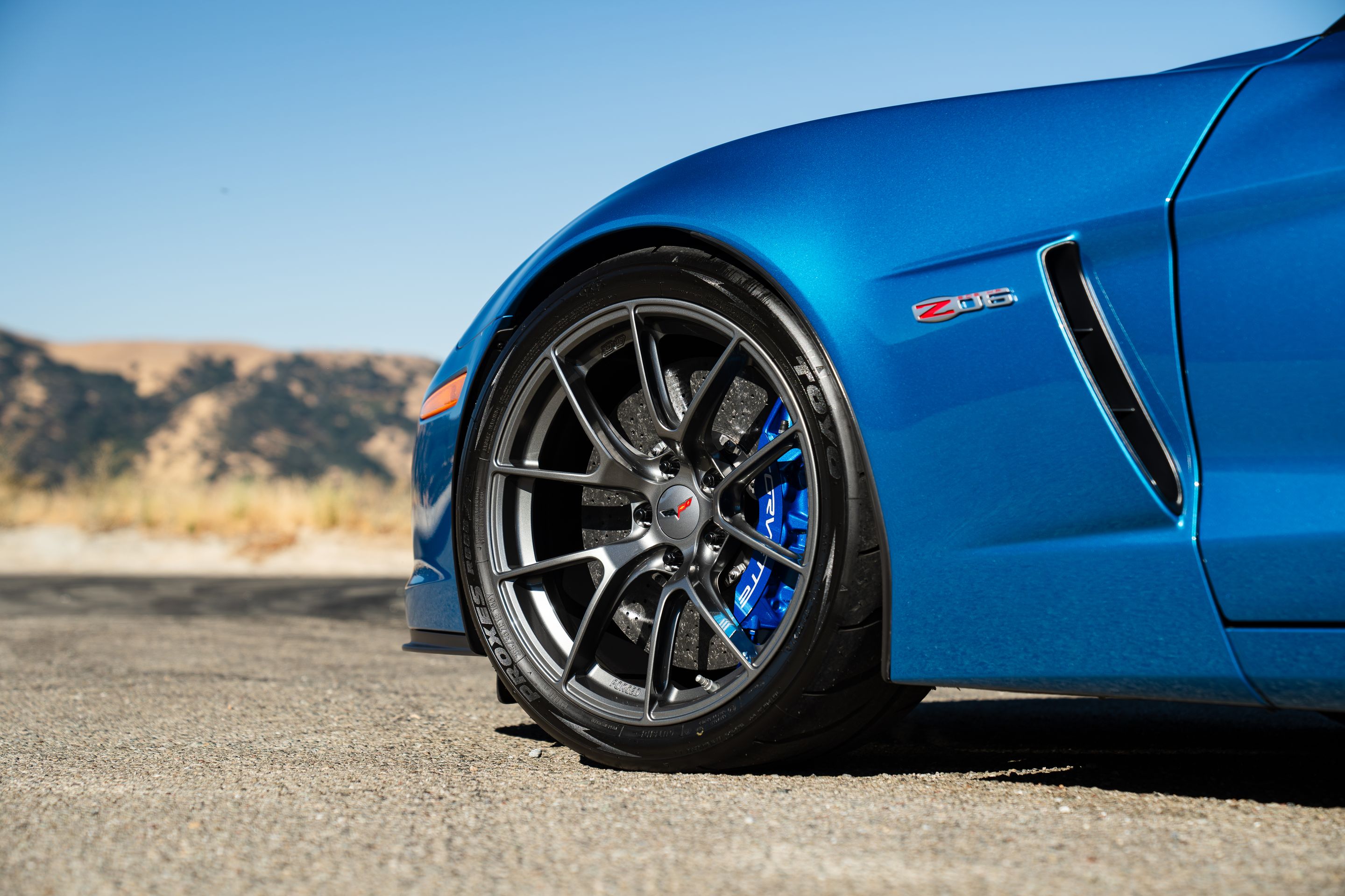 Blue Chevrolet C6 Corvette Z06 with 19" VS-5RS Apex wheels in Anthracite