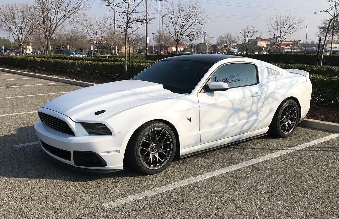 White Ford S197 Mustang GT with 18" EC-7 Apex wheels in Anthracite