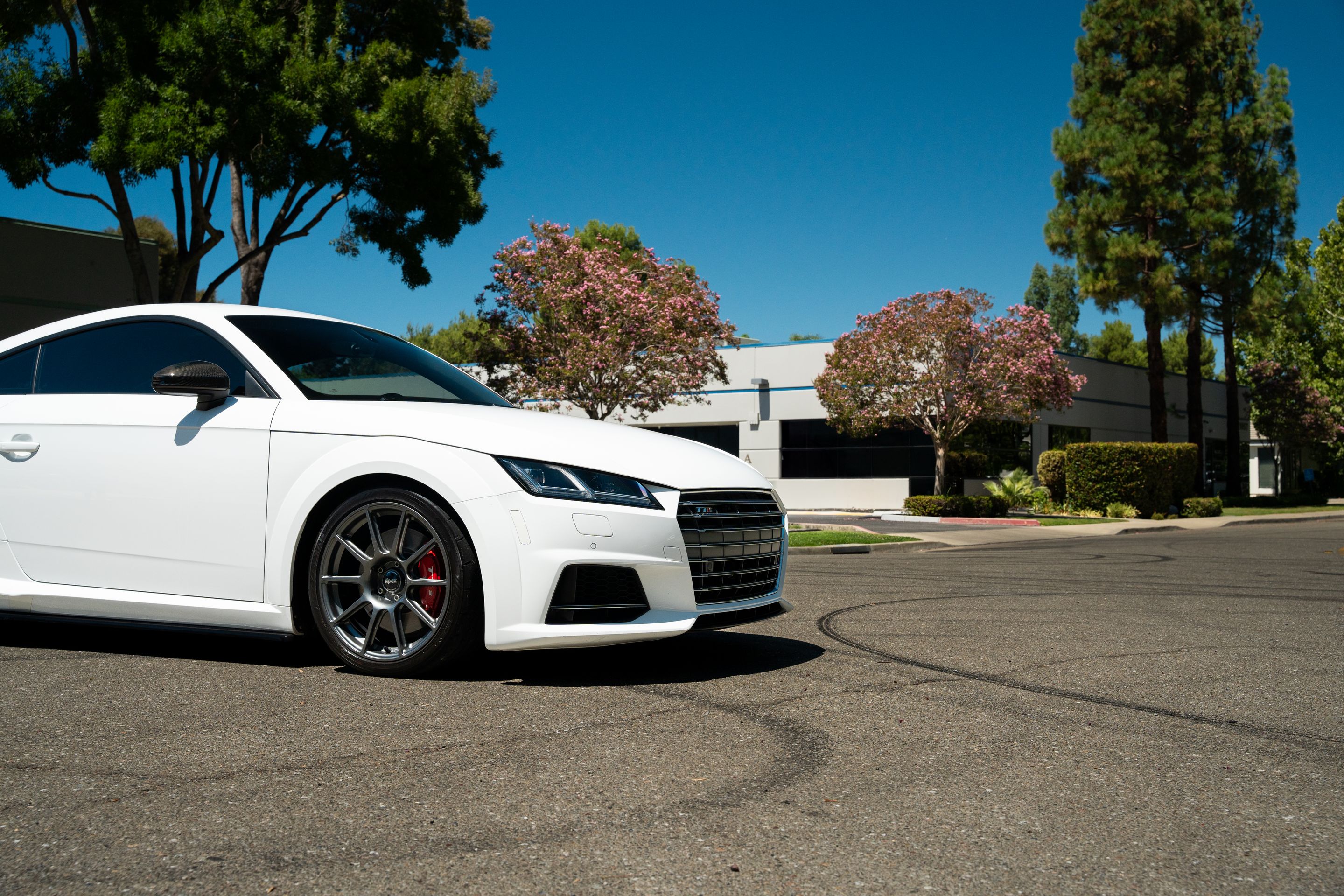 White Audi 8S TTS with 18" SM-10 Apex wheels in Anthracite