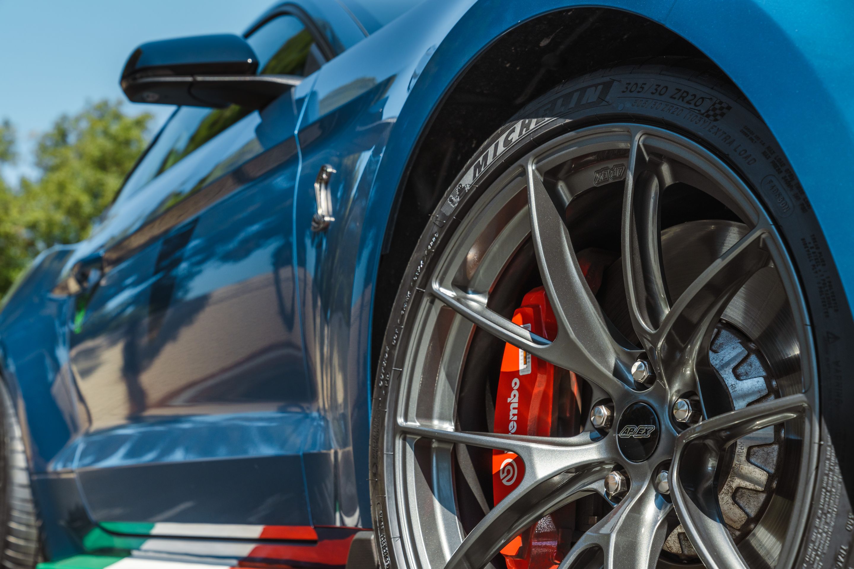 Blue Ford S550 Mustang GT500 with 20" VS-5RS Apex wheels in Anthracite