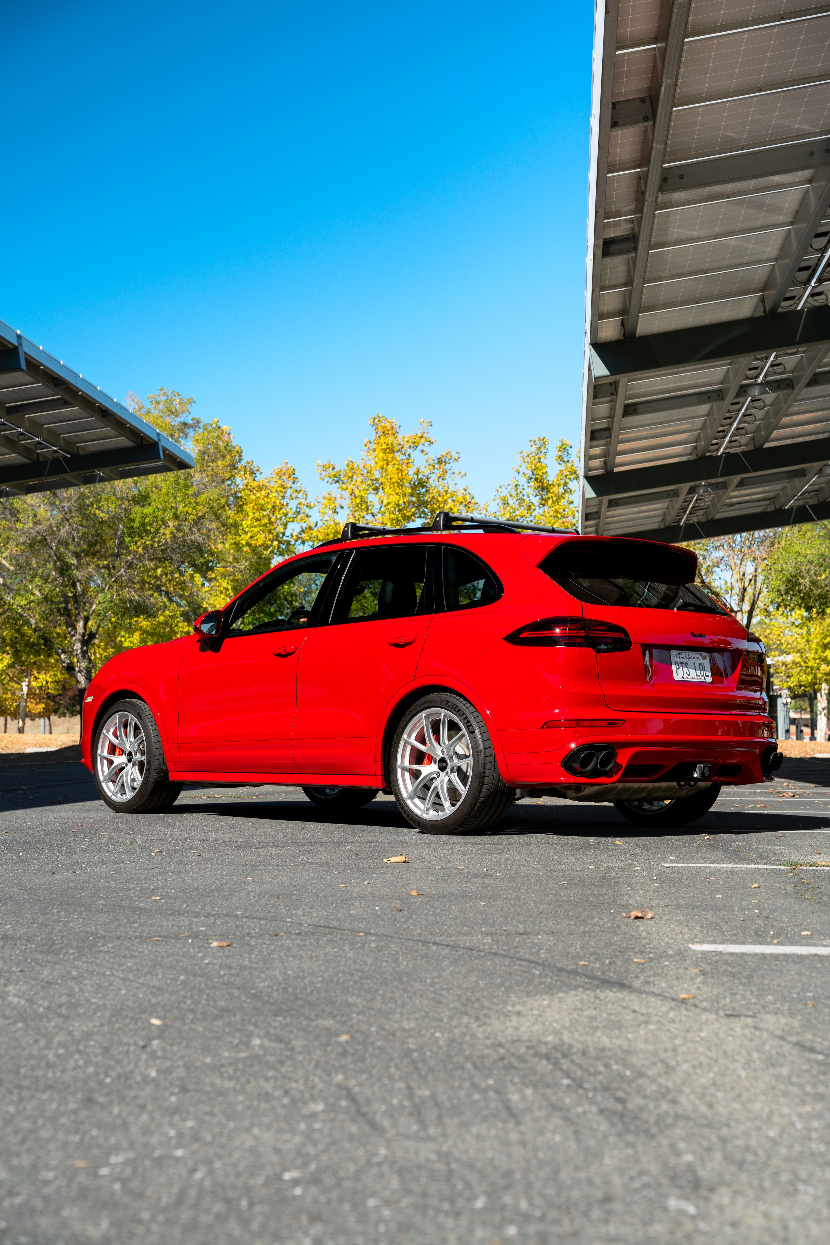 Red Porsche 958 Cayenne with 21" VS-5RX Apex wheels in Race Silver