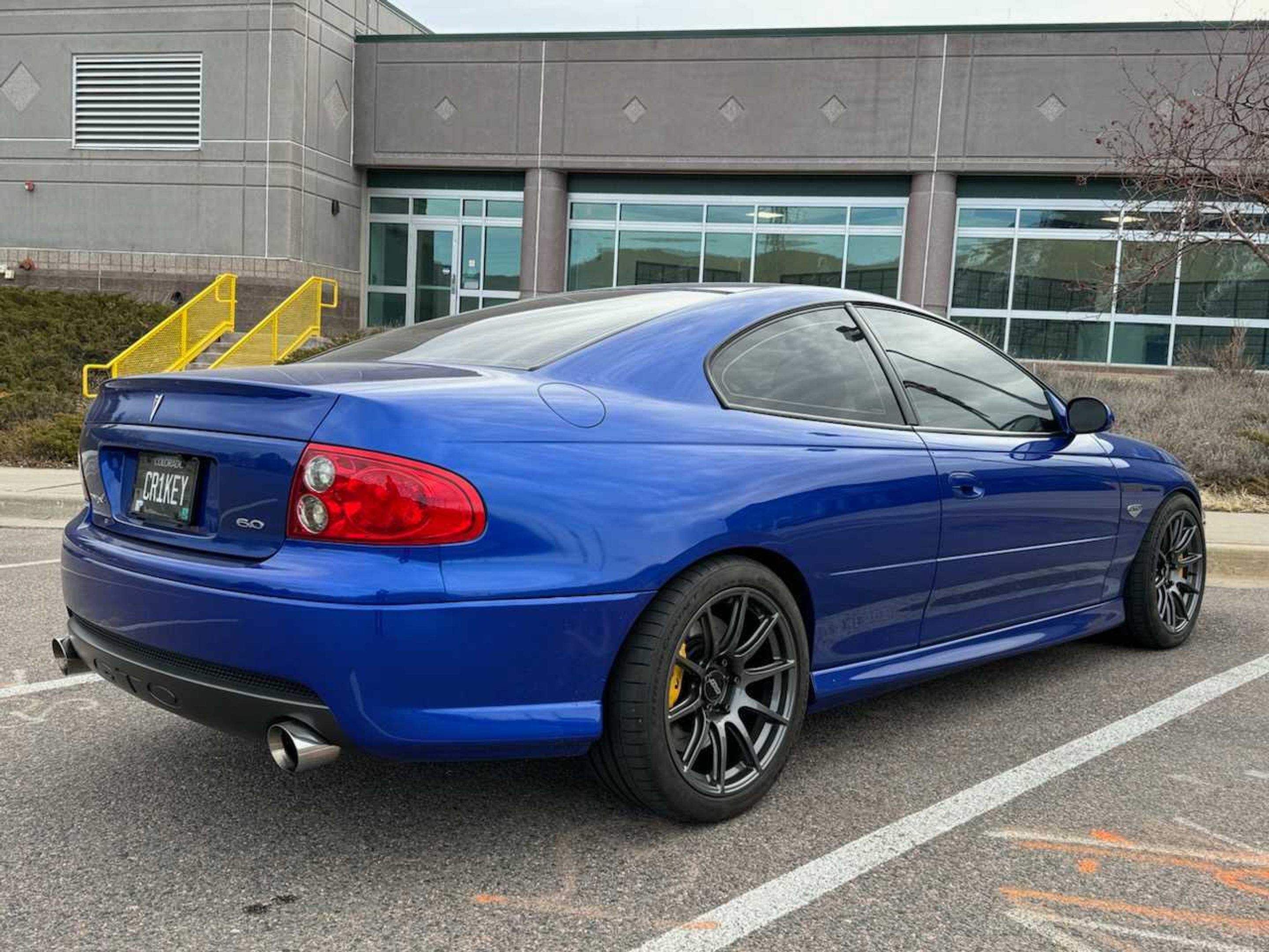 Blue Pontiac 5th Gen GTO with 18" SM-10 Apex wheels in Anthracite