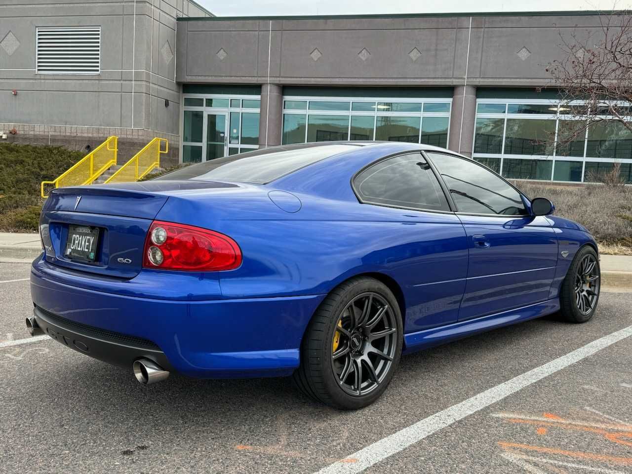 Blue Pontiac 5th Gen GTO with 18" SM-10 Apex wheels in Anthracite