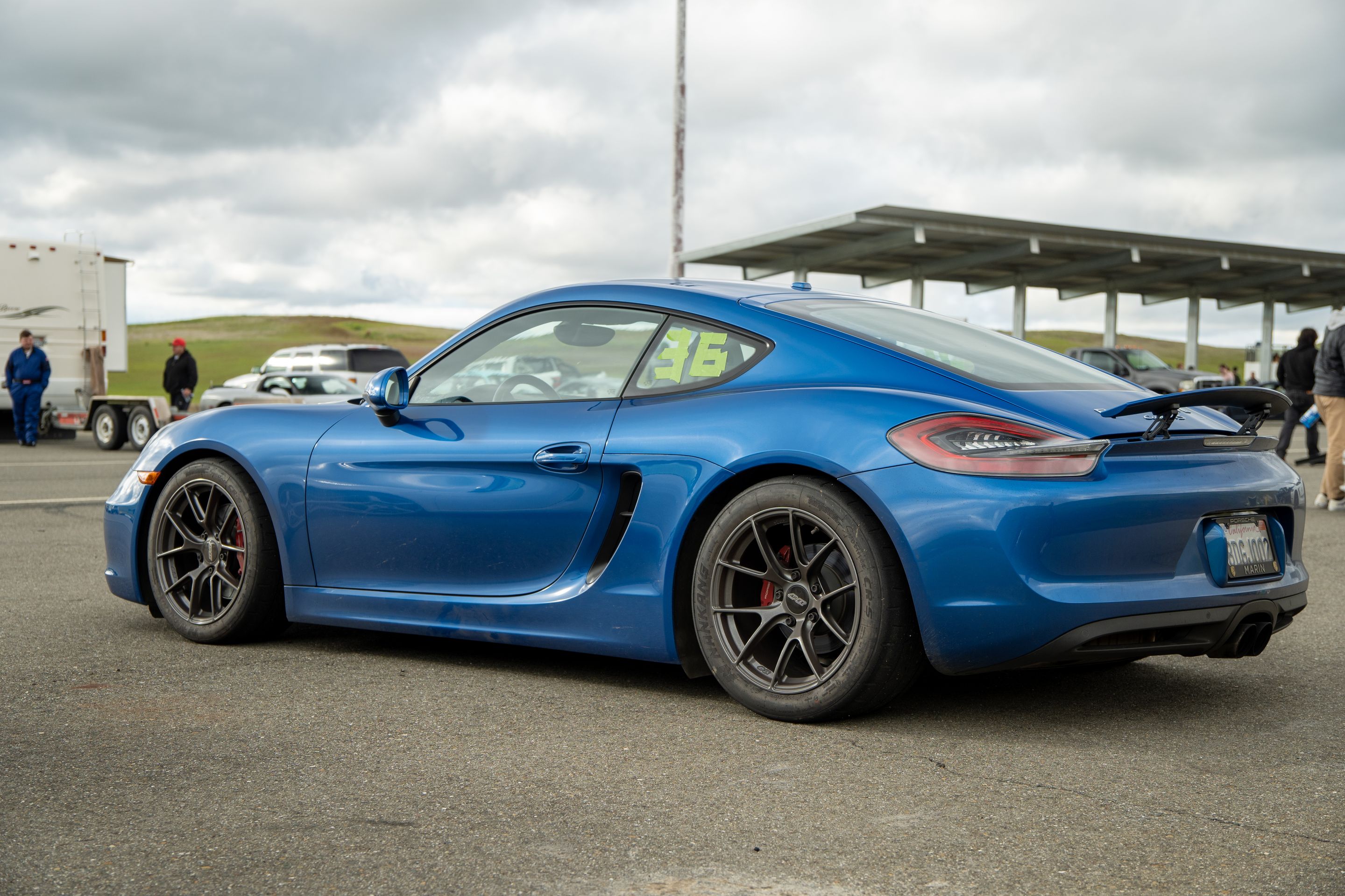 Blue Porsche 981 Cayman S with 18" VS-5RS Apex wheels in Anthracite