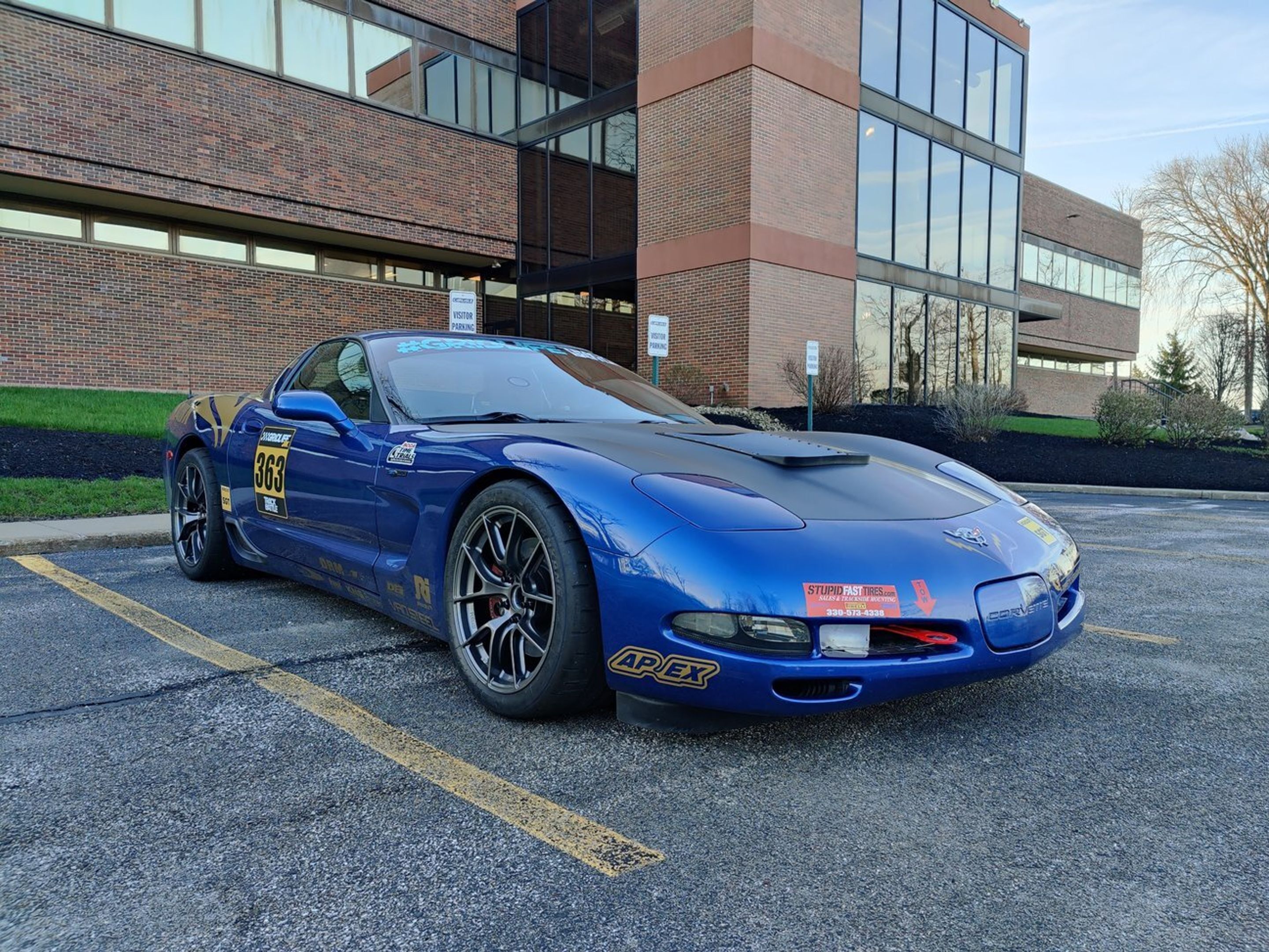 Blue Chevrolet C5 Corvette Z06 with 18" VS-5RS Apex wheels in Anthracite