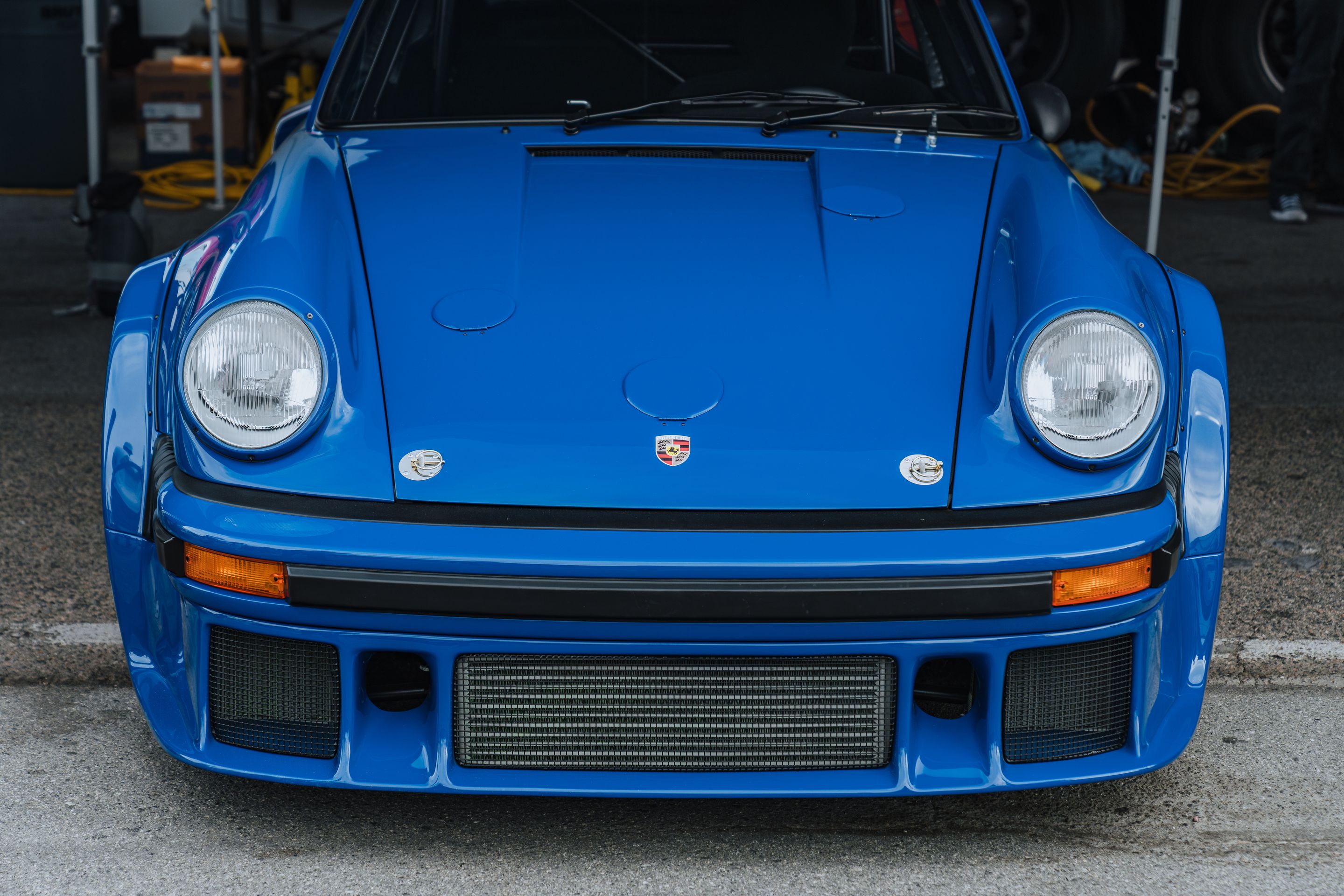 White Porsche 911 996 GT2 with 18" EC-7RS Apex wheels in Anthracite