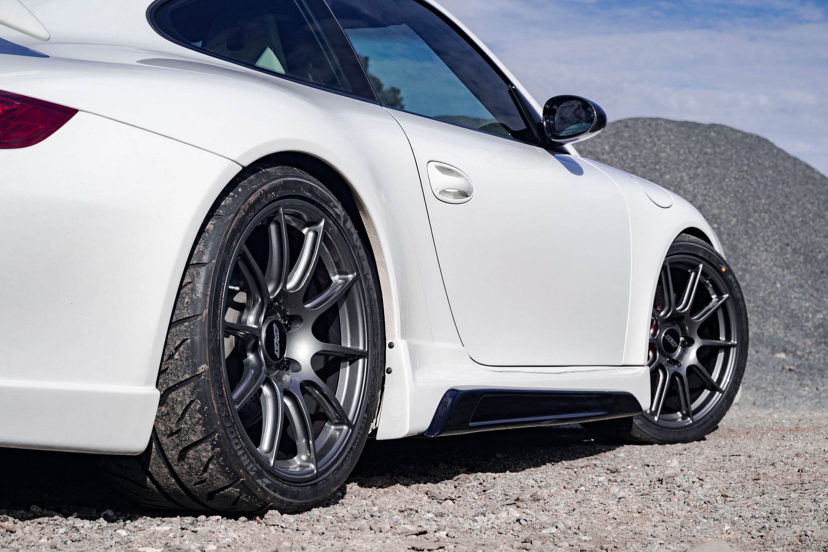 White Porsche 911 997 Carrera S with 19" SM-10 Apex wheels in Anthracite