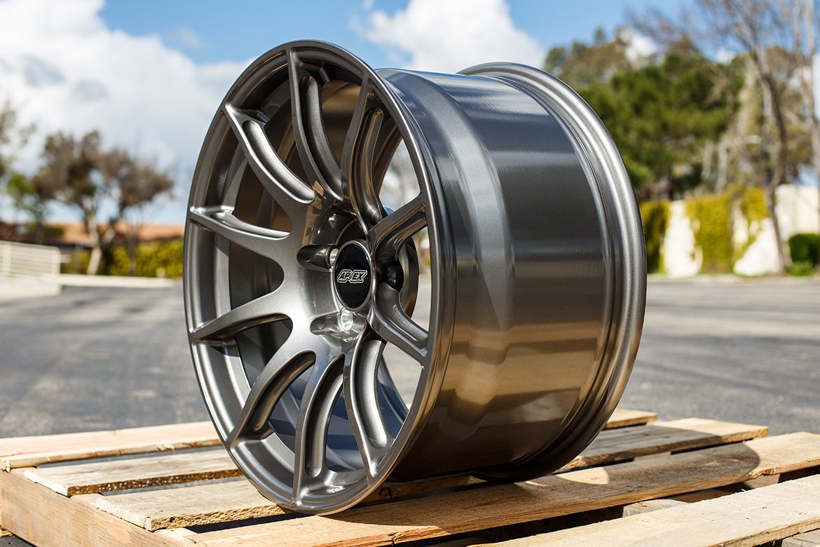 White Porsche 911 997 Carrera S with 18" SM-10 Apex wheels in Anthracite