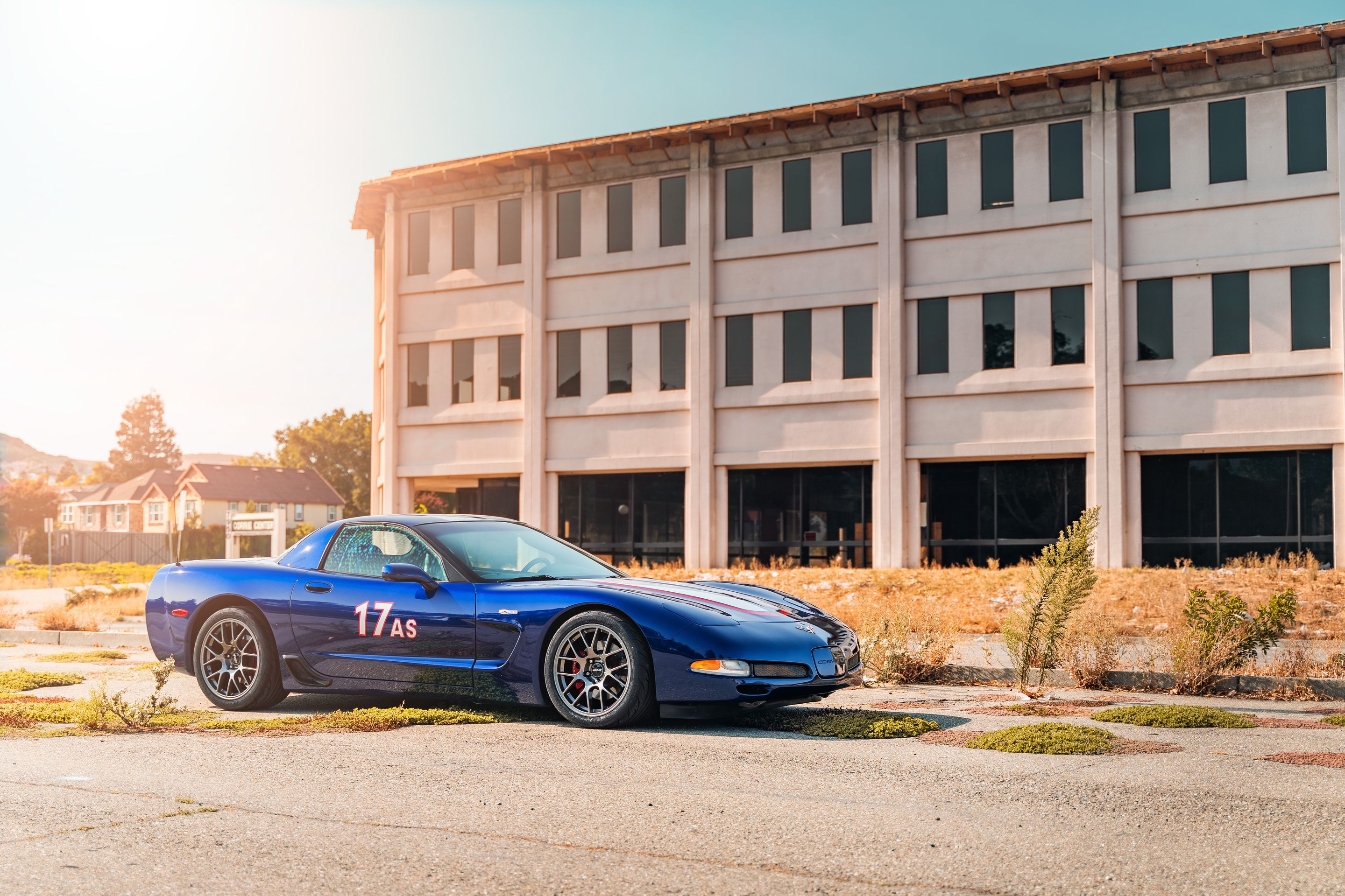 Blue Chevrolet C5 Corvette Z06 with 18" EC-7 Apex wheels in Anthracite