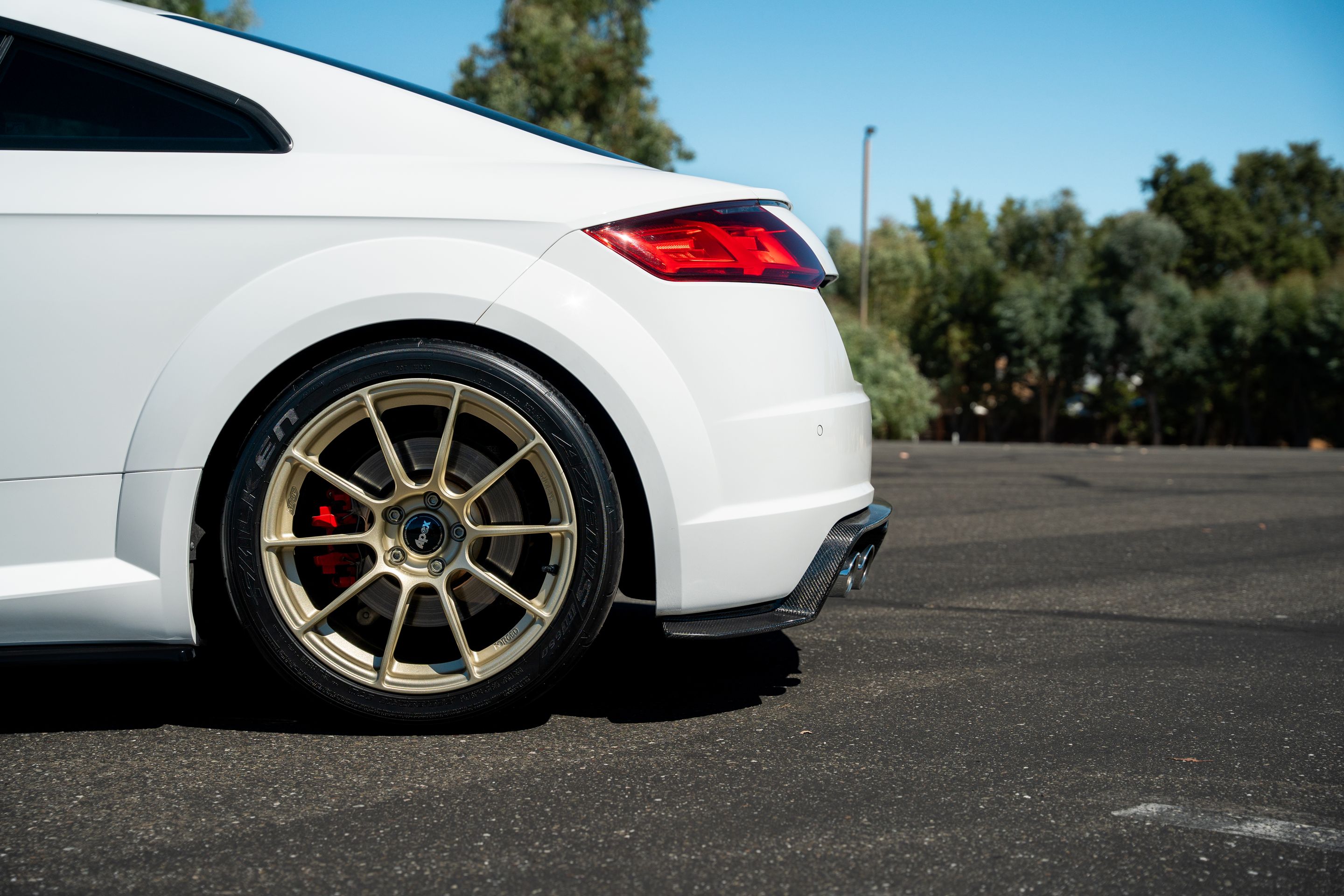 White Audi 8S TTS with 18" SM-10RS Apex wheels in Motorsport Gold