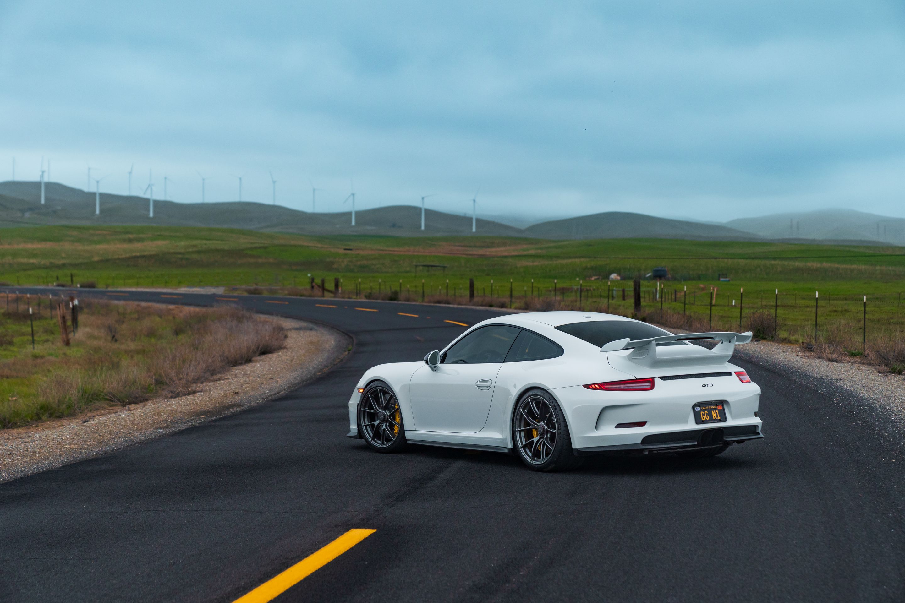 White Porsche 911 991.1 GT3 with 20" VS-5RS Apex wheels in Anthracite