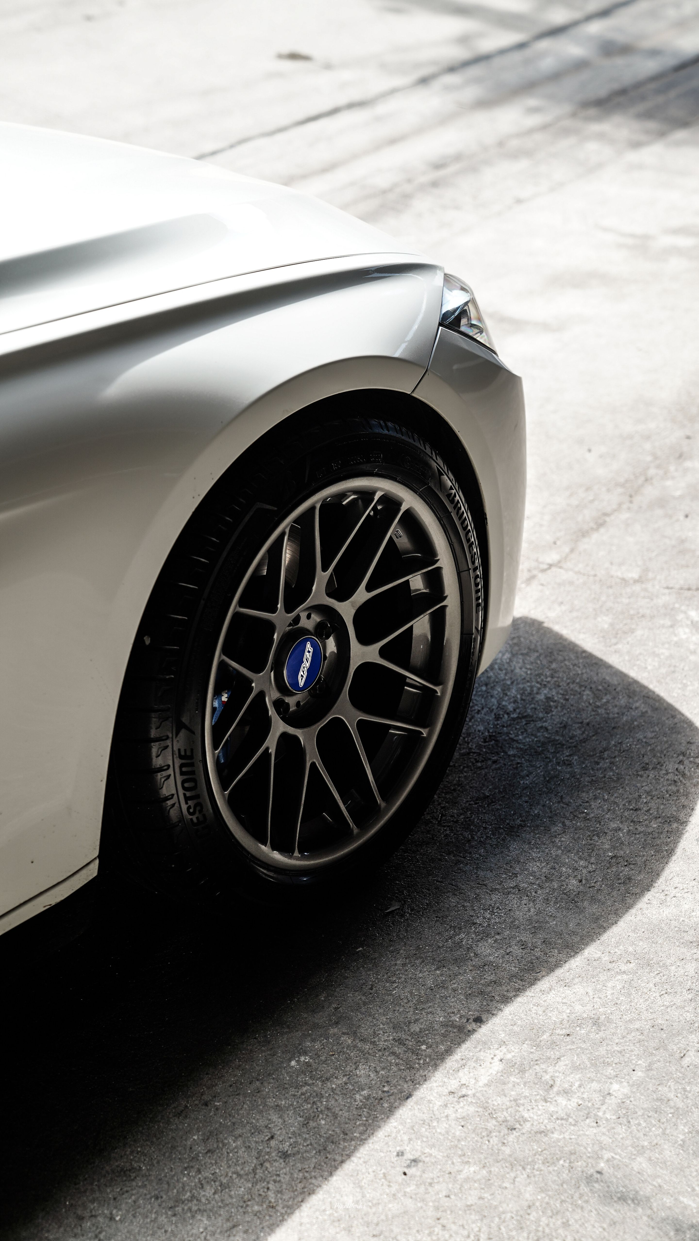 White BMW F30 Sedan 3 Series with 18" ARC-8 Apex wheels in Anthracite