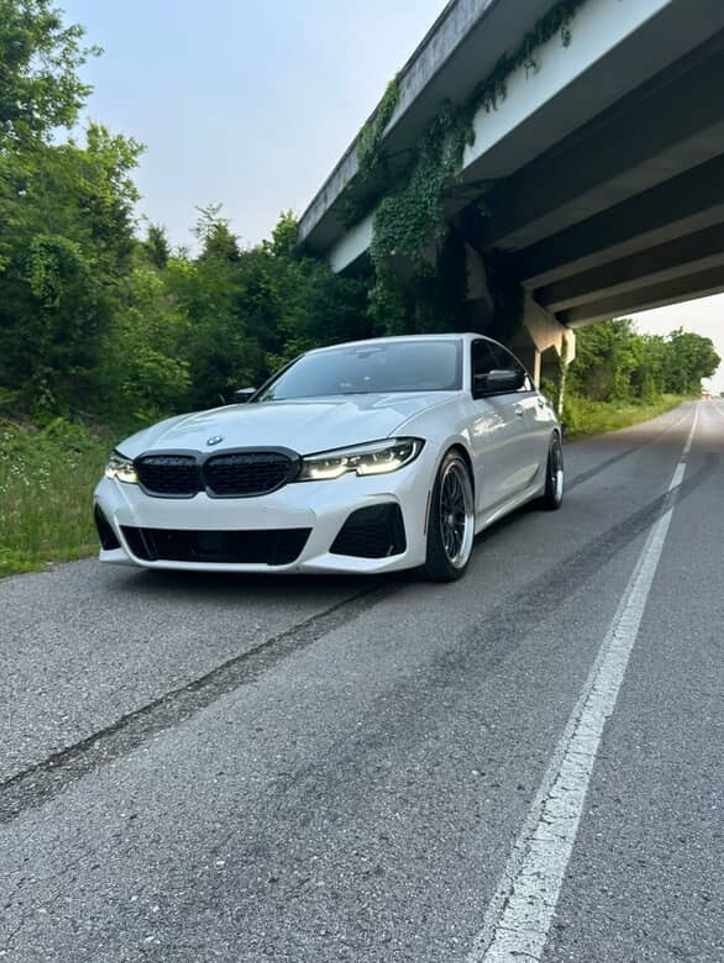 White BMW G20 Sedan 3 Series with 19" ML-10RT Apex wheels in Machined Lip Anthracite