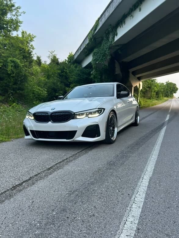 White BMW G20 Sedan 3 Series with 19" ML-10RT Apex wheels in Machined Lip Anthracite
