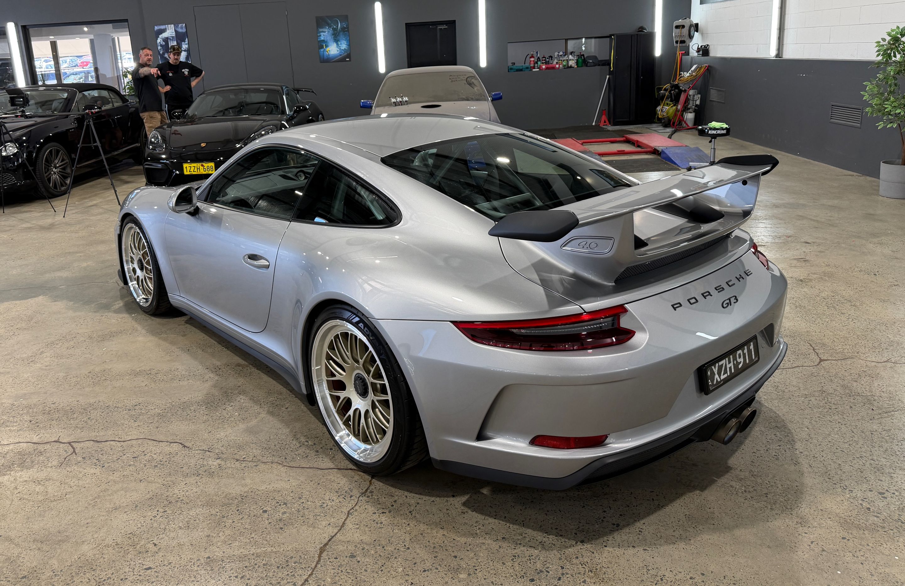 Silver Porsche 911 991.2 GT3 with 20" ML-10RT Apex wheels in Machined Lip Gloss Motorsport Gold
