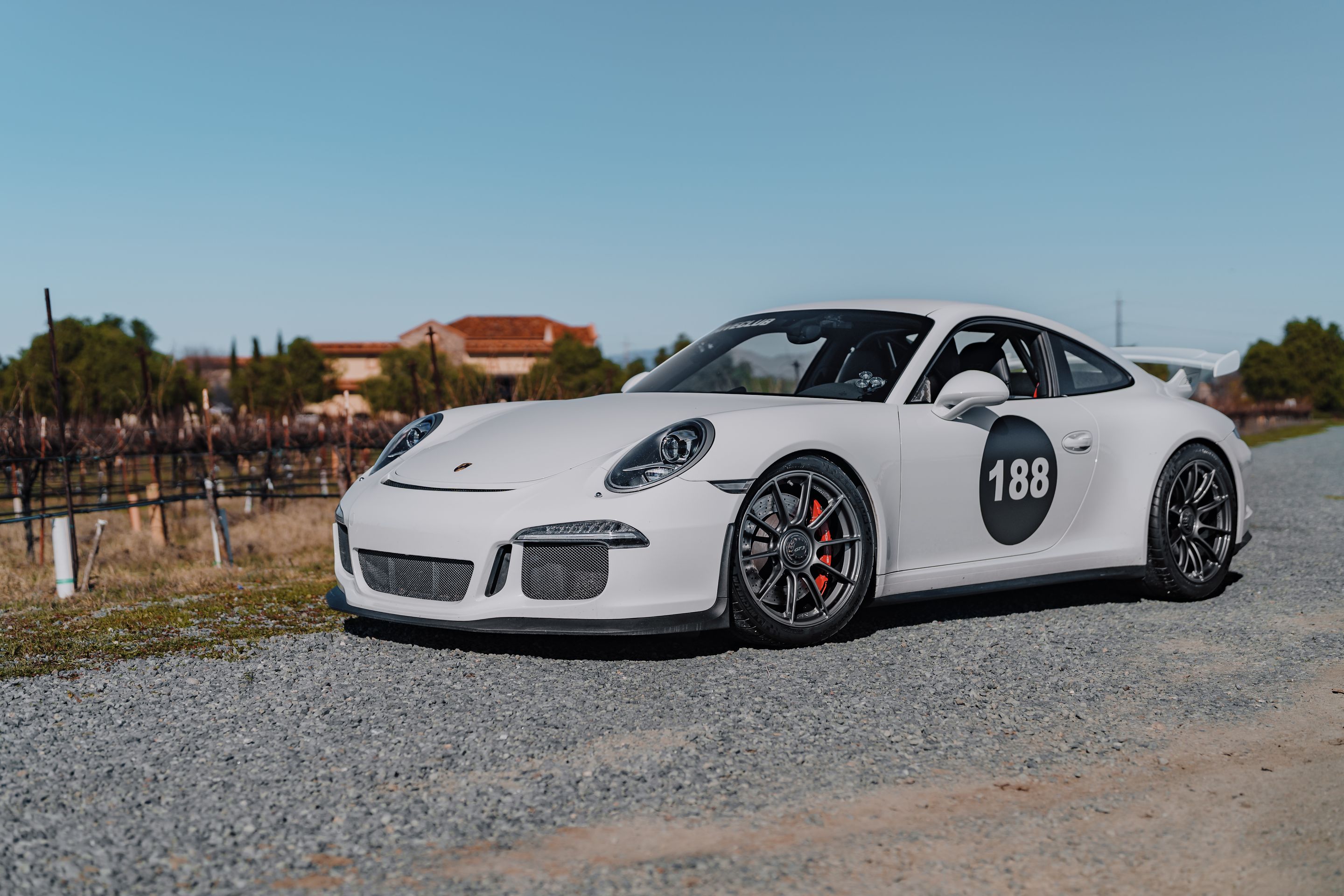 White Porsche 911 991.1 GT3 with 19" SM-10RS Apex wheels in Anthracite