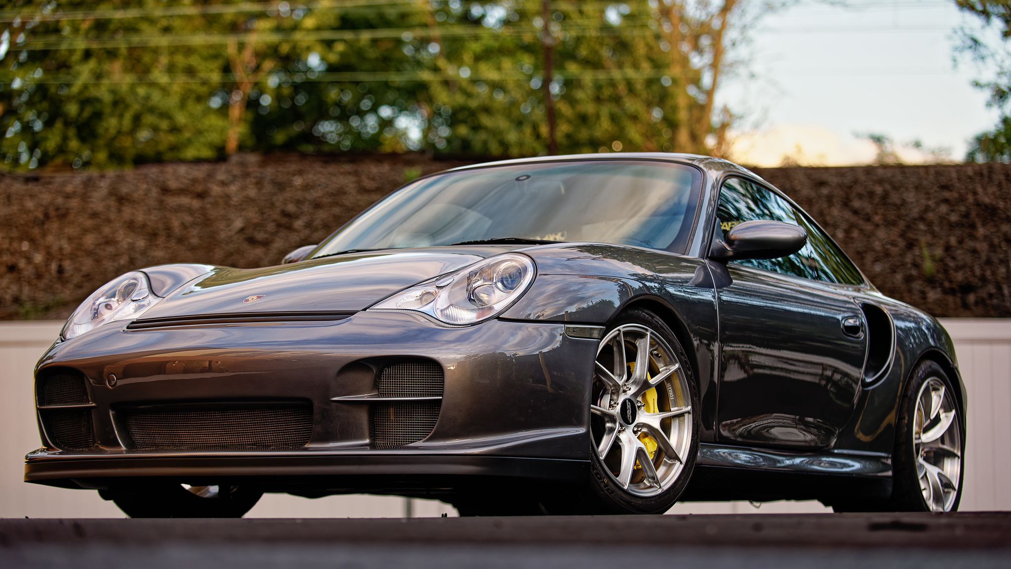 Grey Porsche 911 996 Turbo with 18" VS-5RS Apex wheels in Brushed Clear